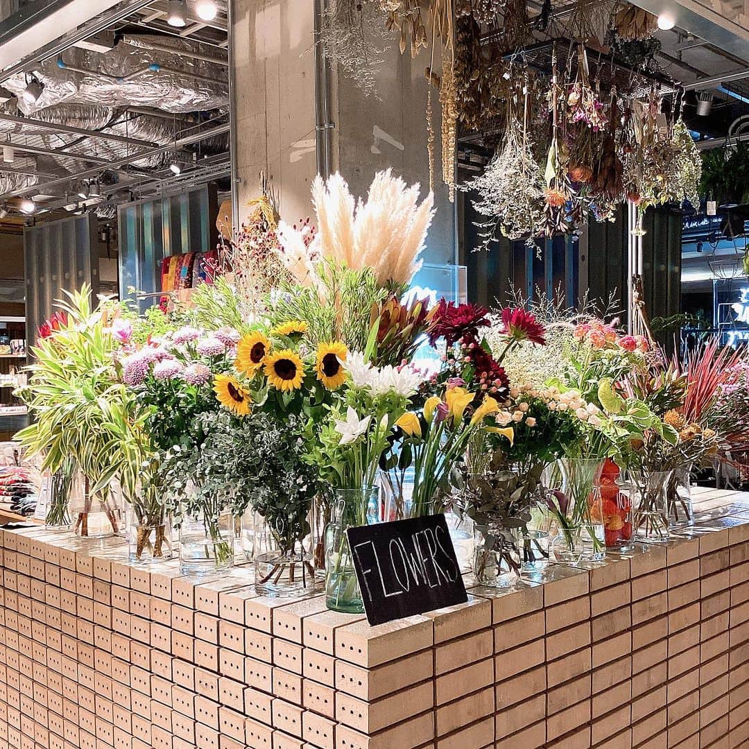 TODAY'S SPECIALさんのインスタグラム写真 - (TODAY'S SPECIALInstagram)「〈WORKSHOP-EBISU〉 本日恵比寿店では、フラワーコーディネーターの山本文さんを講師にお迎えして、お花を選んでつくるブーケのワークショップを開催いたしました。  お店で販売しているお花の中からそれぞれお好きなお花を、「秋らしくしたいな」「長持ちさせたいな」「このお花を入れたい！」とお話ししながら選んでいきます。  作り方はもちろん、お花の詳しい説明やベース選び、生け方などのアドバイスもしていただきながら個性あふれる素敵なブーケが出来上がりました。  #todaysspecial#トゥデイズスペシャル#EBISU#恵比寿ガーデンプレイス#ts_report#ブーケ#ワークショップ」8月29日 21時15分 - cibone_ts