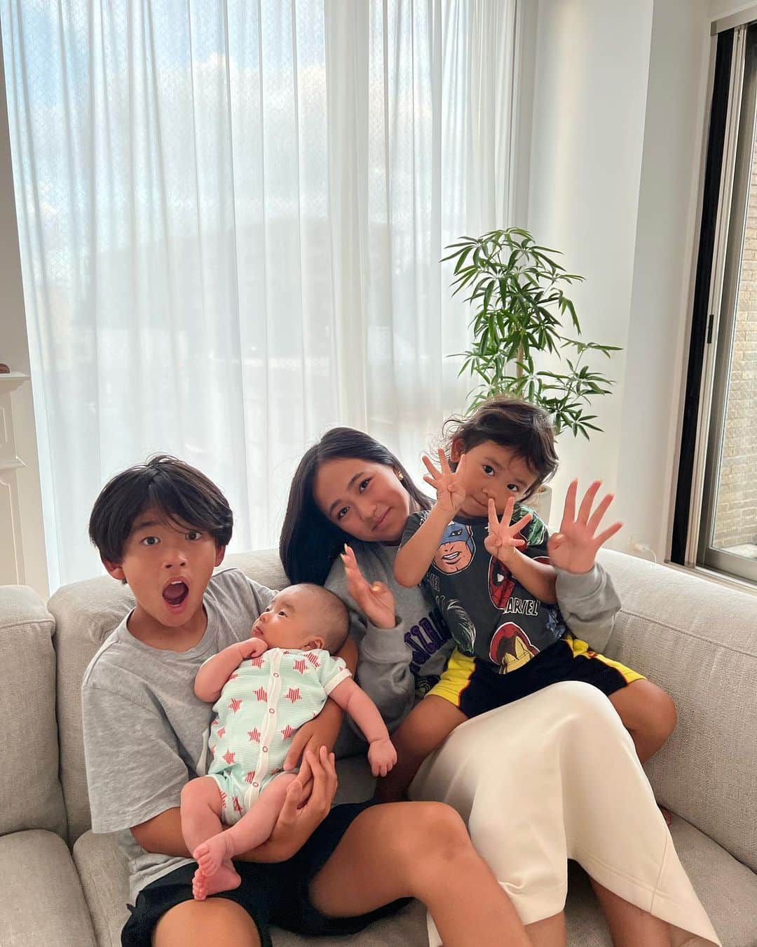 Risako Yamamotoのインスタグラム：「可愛い4人♡ 賑やかなお家で皆に可愛がってもらって楽しい新生児期間だったはず👶🏼 今は私と2人で過ごす時間が長いので、気分上げてもらえるよう頑張ってます💃笑  Arisaがアメリカに戻る前に4人の写真撮れて良かった🤍  #family #love」