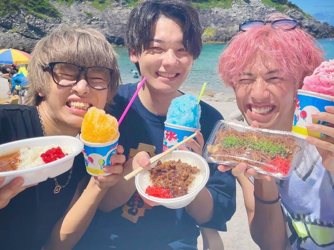 みやかわくんさんのインスタグラム写真 - (みやかわくんInstagram)「てみじ夏ーーー！！！！！  いやー、都会で出会った親友を遠い地元の島に連れて来れるって最高だね  4年ぶりのてみじ式根島めちゃくちゃ暑くて溶けそうだったけどそんなこと忘れるくらい楽しかったな  てことで明日もよろしく！！！！！  みや」8月29日 21時17分 - my_kwk_n