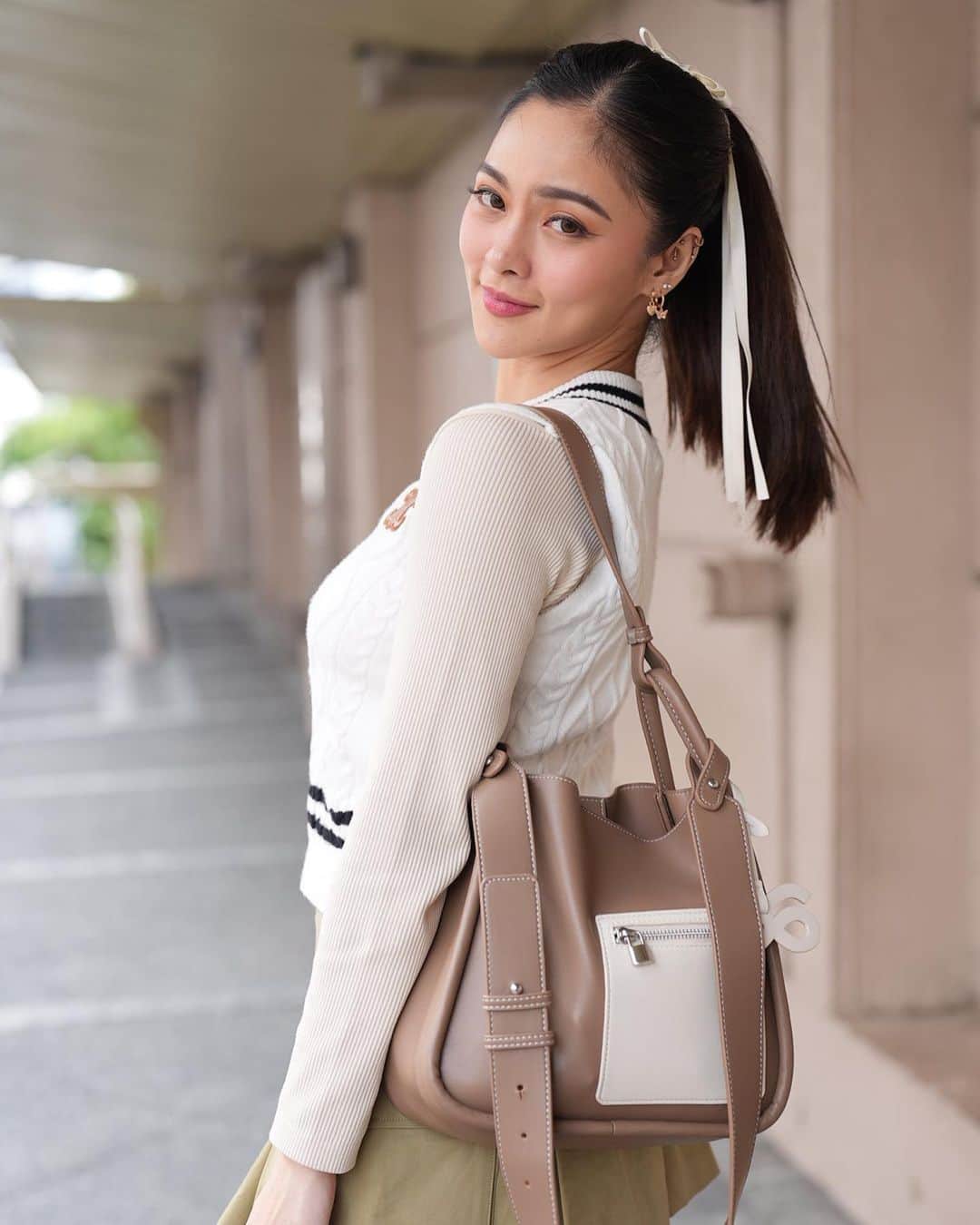 Kim Chiuのインスタグラム：「Back to school kind of #OOTD 💕📚📒 #ootdksyc   Bag @houseoflittlebunny.ph in Shopping momentum.🤎🤍 click link on my bio to get this bag.🐰🛒😘 nagkabaliktad lang yung video sa slide 4 and 6🙈😅 hihi ofcourse hindi pwedeng mawala din sa bag ko ang @sistersnapkinph 💜☺️」