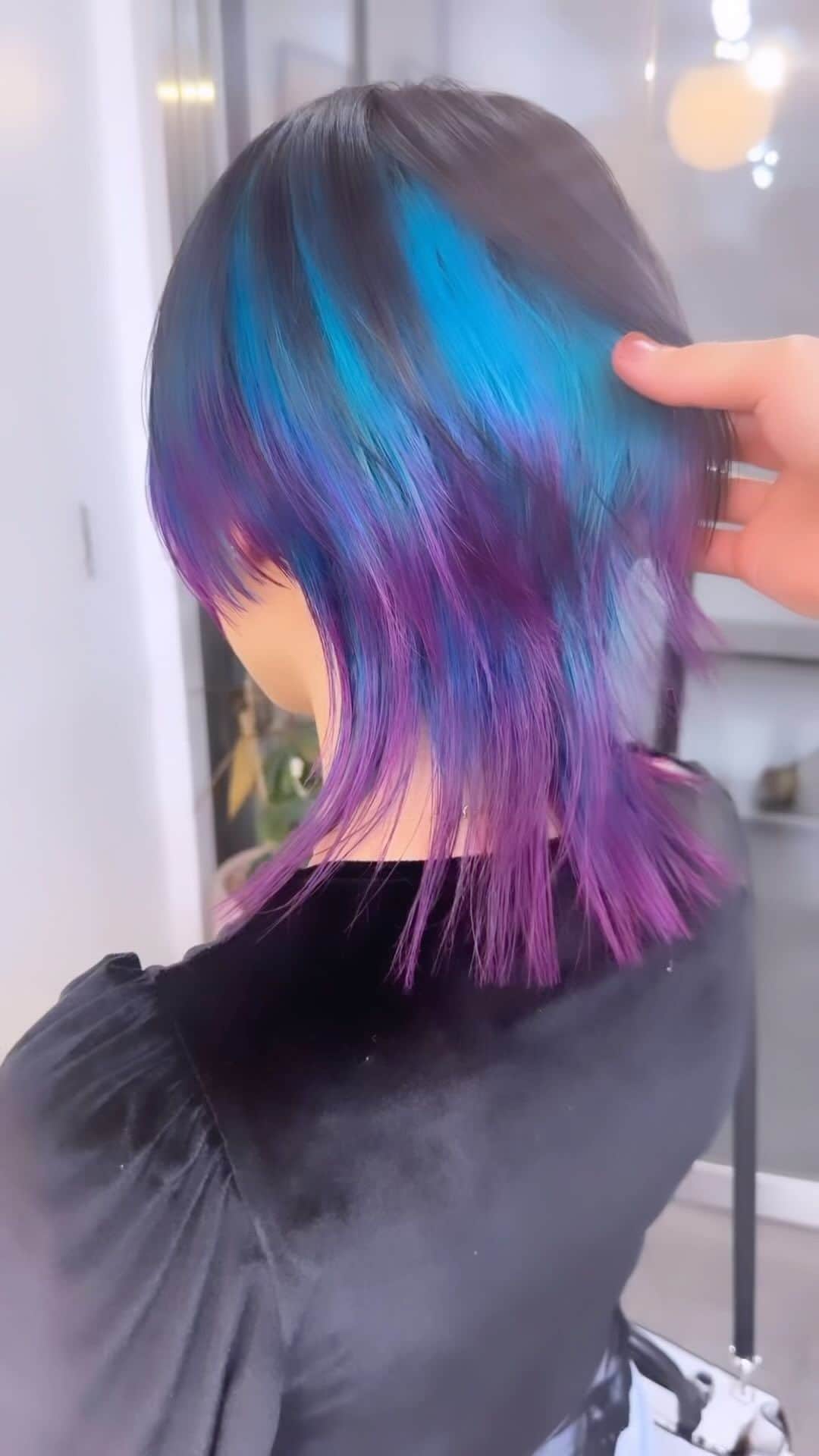 オオモトのインスタグラム：「#インナーカラー　が大好きです。 ・ WOM  代表　オオモト @bobby_omoto_style @wom_hair_ ご予約はinstaDM or TEL にて🙇🏻‍♂️  ・ 直近空き予約や、日々の髪型はストーリーにて随時投稿しております🤚🏻気軽にご予約お待ちしております💌 ※ご新規様は注意事項を必読の上ご予約お願いいたします。  ・ お値段、ご予約方法、場所、などはストーリーハイライトに明記しております✨  税抜表示 ご新規様ブリーチ最終受付17時半 基本月、木休み 現在中途スタッフ、新卒スタッフを募集しております！ ご興味あるかたはDMお待ちしております！  ・  #ブリーチ#インナーカラー#インナーカラーピンク#インナーカラーブルー#クラゲウルフ#ケアブリーチ#haircolor#裾カラー#下北沢#ウルフカット#下北沢インナーカラー#アウターカラー#ウルフ#ウルフヘア#ショートウルフ#女生染髪#派手髪#髪色#머리#올림머리#좋아요#헤어컬러링#ハイトーン#中性ウルフ#メンズウルフ#暗髪#ミニボブ」