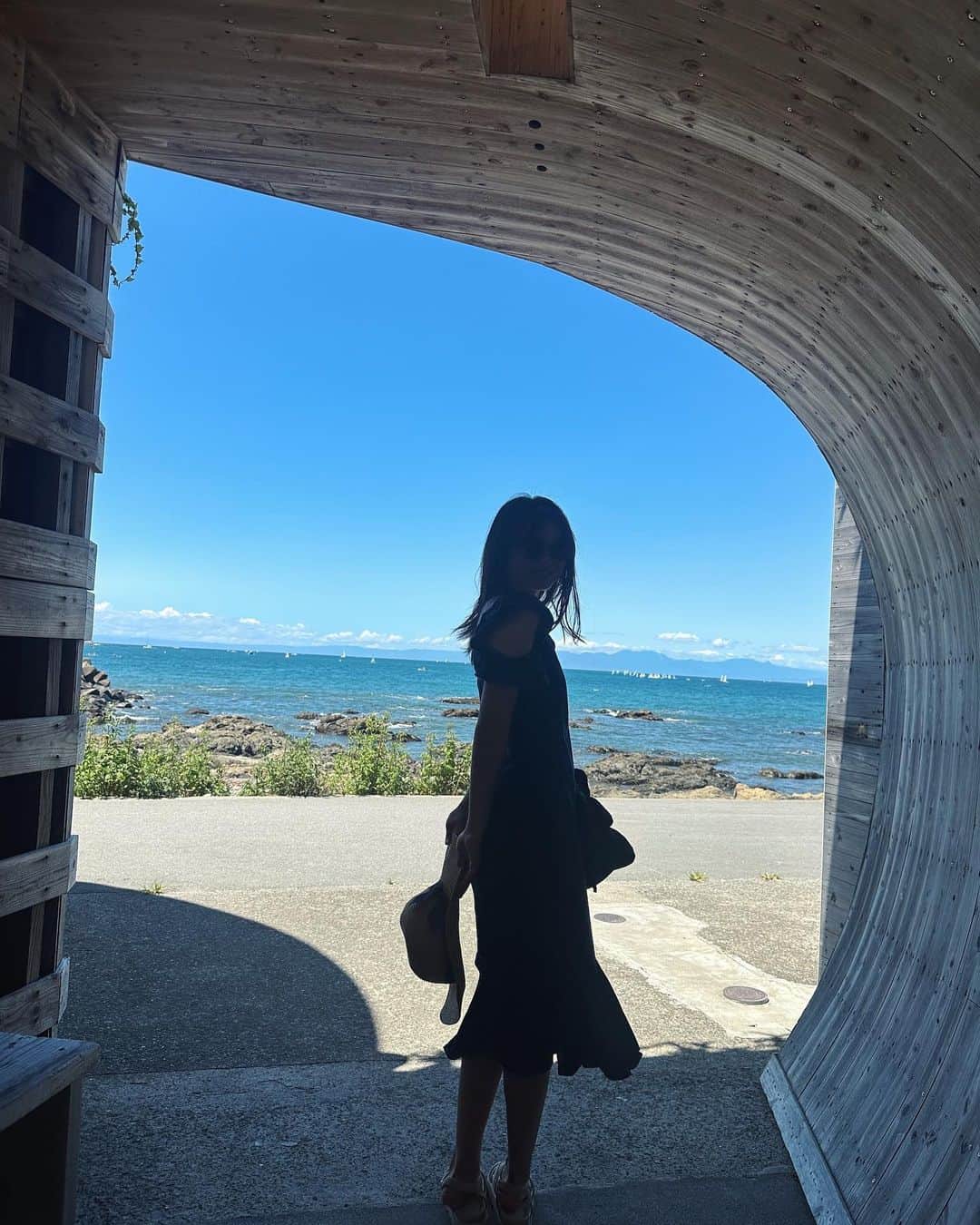 橋本乃依のインスタグラム：「☺︎ 載せるのやめちゃったメドレーをこそーっと🤫  サングラスなんかつけちゃってえ🐢」