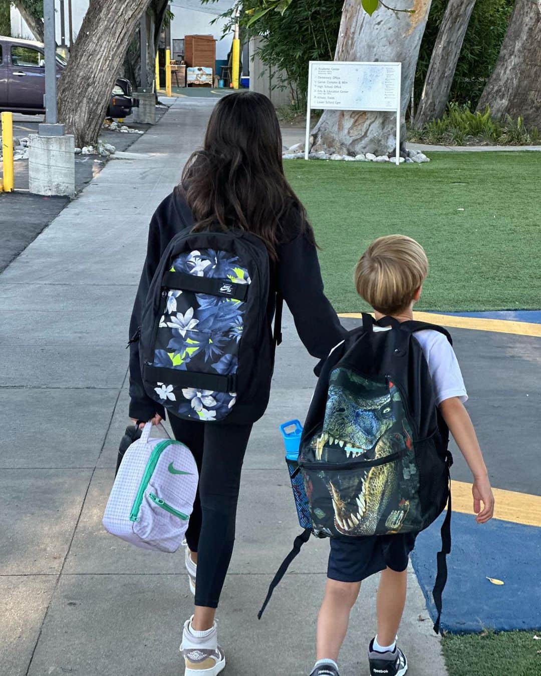 ロゼリン・サンチェスのインスタグラム：「Pretty amazing day!!! Sebi is a 6th grader and Dylan joining her at her school as a kindergartner!  Hijos felices, padres felices 💕💫」