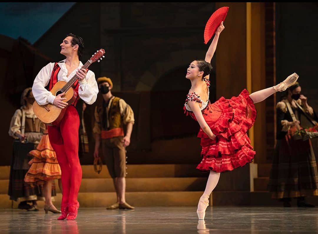 のインスタグラム：「Feeling the passion and fire inside today 🔥 @_angelogreco_ 📷 @e_tomasson   ドンキホーテの1幕より  #tututuesday #fan #donquixote #passion #fire #red #ballet #ballerina #ballerinalife #バレエ　#ドンキホーテ #チュチュ #バレリーナ」
