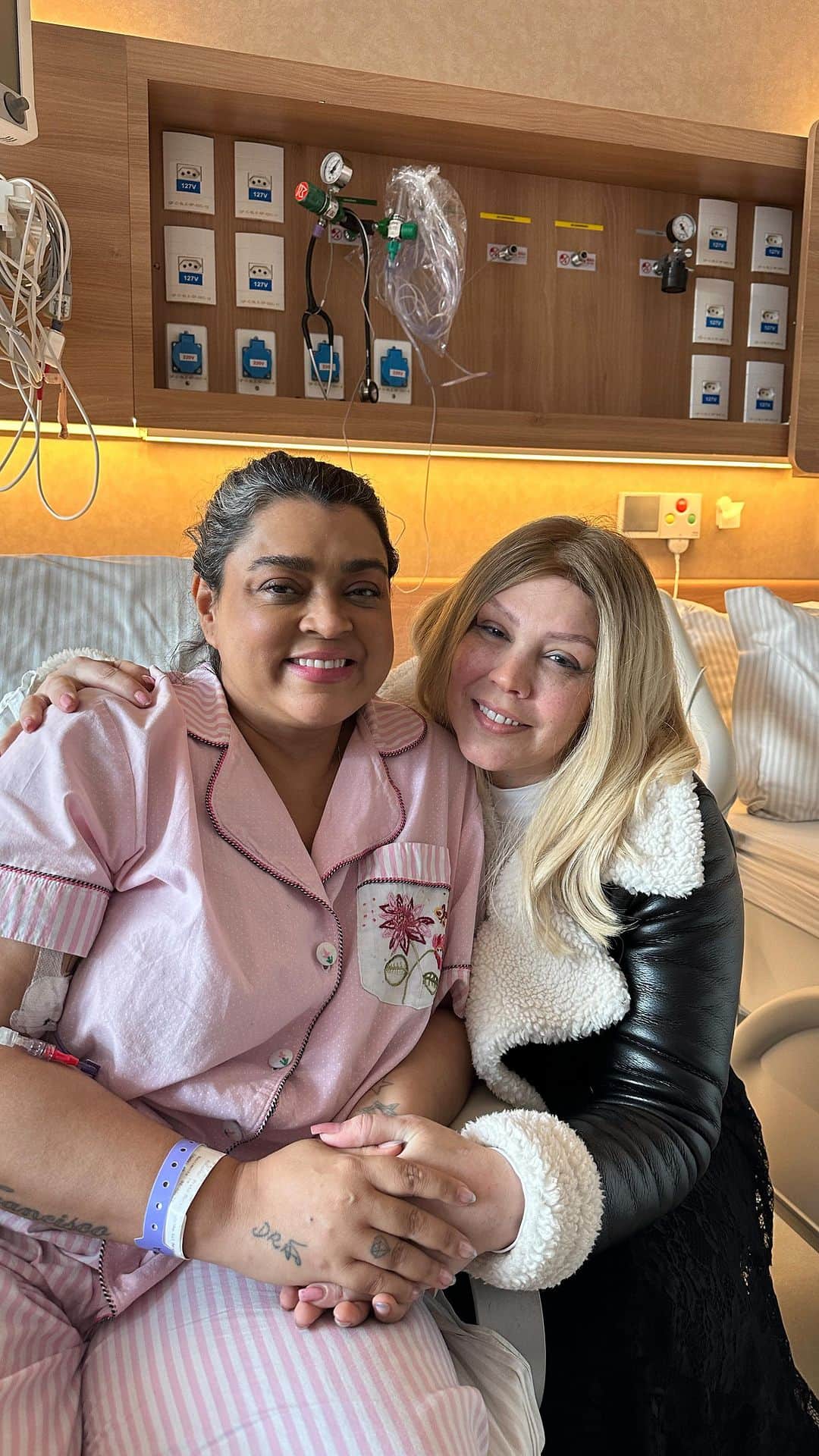 Preta Gilのインスタグラム：「Como esperei por esse encontro, @simonycantora você é luz pura, sua força me dá força , obrigada por não soltar minha mão durante esse tratamento!!!! Te amo ❤️ vamos juntas receber essa cura que já veio pra nós !!!」