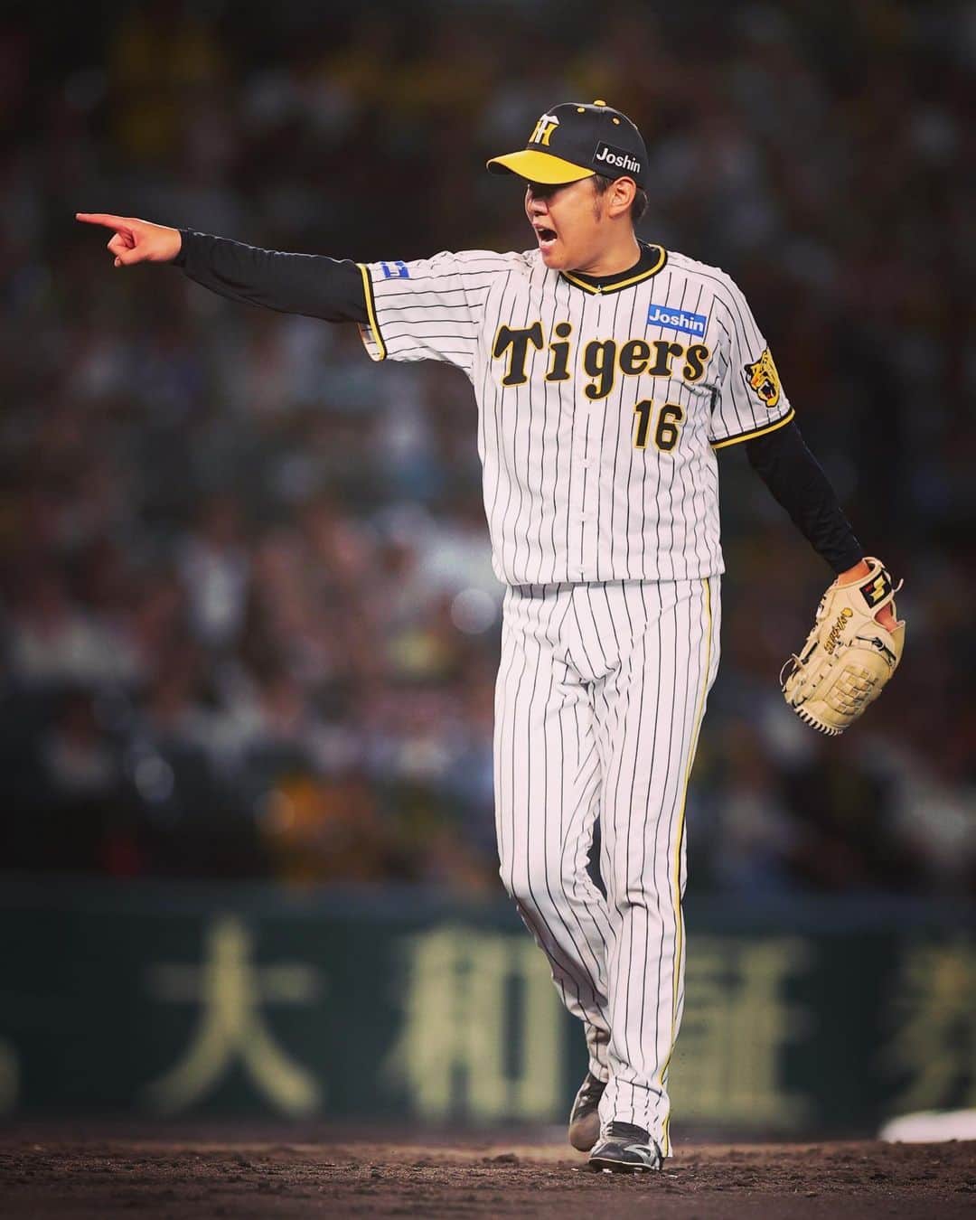 西勇輝のインスタグラム：「チームのために頑張るだけ。  誠志郎ナイスリード👍 ありがとう。  写真サンスポ🤳 #阪神タイガース」