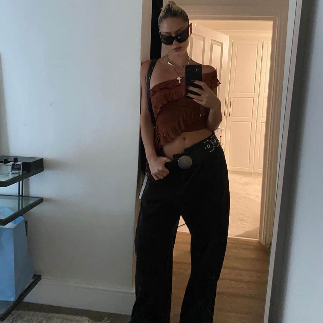 Mali-Koa Hoodのインスタグラム：「HOW I SEE THE WORLD WHEN: new music otw, seeing the summer out, w my people, after a concert, when im in ˚ ༘♡ ⋆｡˚ ┊͙ ˘͈ᵕ˘͈  Don’t be heartless go pre-save WE COULD BE LOVE. OUT THURSDAY. Change the way you see the world 💘💘💘」