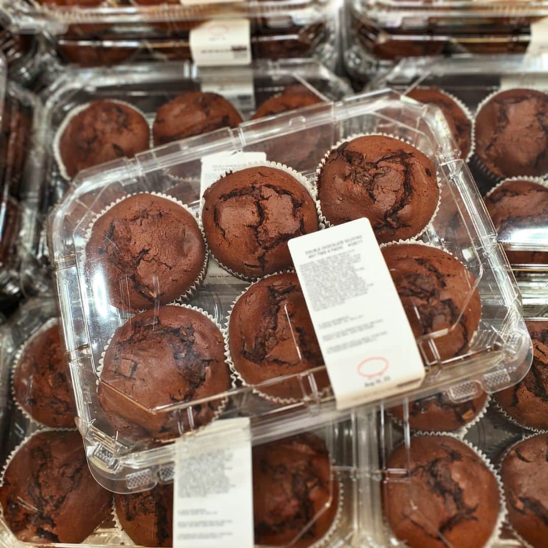 Costcoさんのインスタグラム写真 - (CostcoInstagram)「Mix and match Kirkland Signature™ Assorted Muffins, baked fresh in the Costco Bakery.」8月30日 7時00分 - costco
