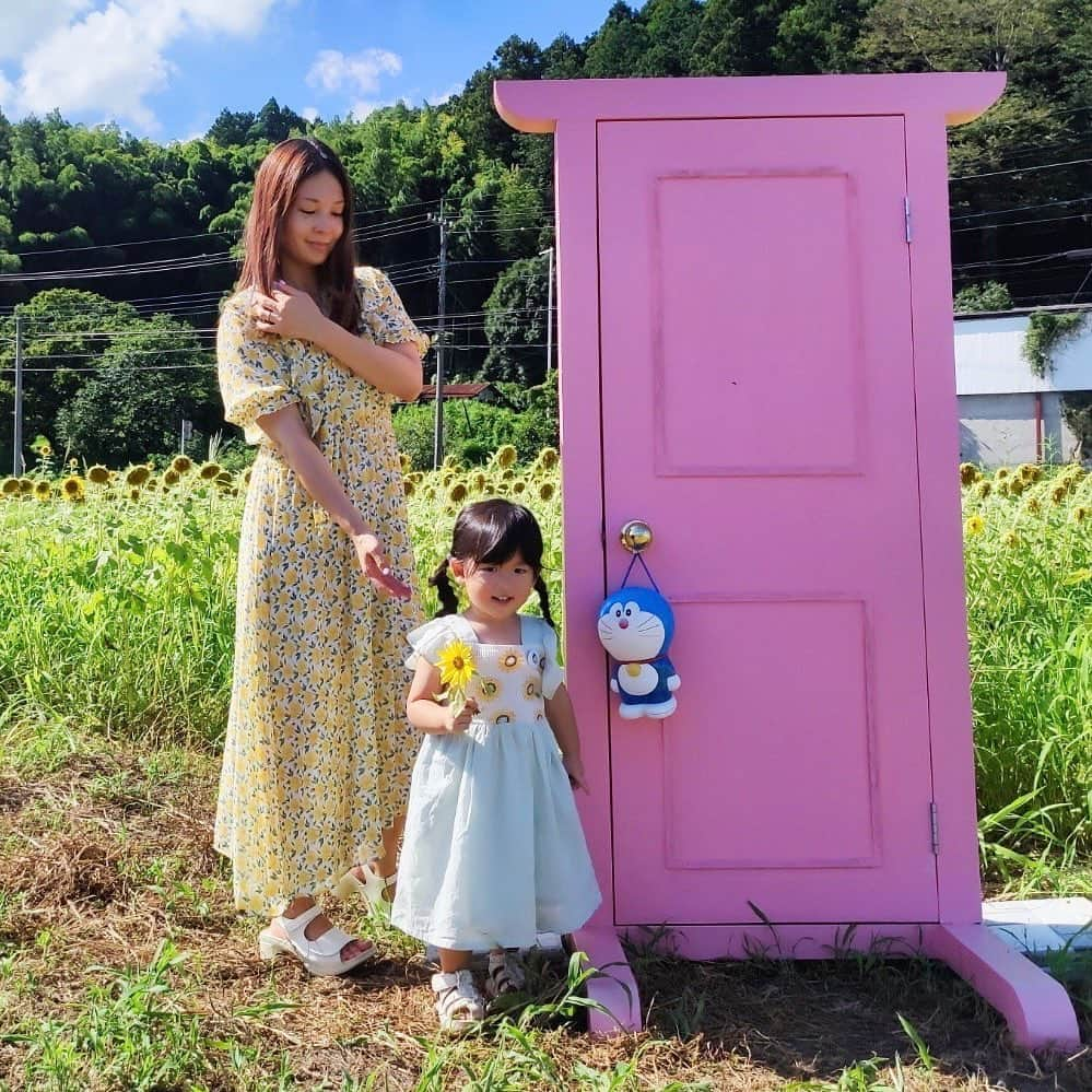 LINAさんのインスタグラム写真 - (LINAInstagram)「ともちゃん農園の隣にあるひまわり畑🌻 農家の人からお土産のひまわりもらって嬉しそう  #栃木観光　#ともちゃん農園 #リンクコーデ #どこでもドア　#とち農フォトコン2023 #petitmain #プティマイン購入品 #プティマイン　#ひまわりワンピース　#リンクコーデ　#ベビヨリ　#ベビヨリフォトコンテスト  #2歳女の子」8月30日 7時08分 - rinatea0519