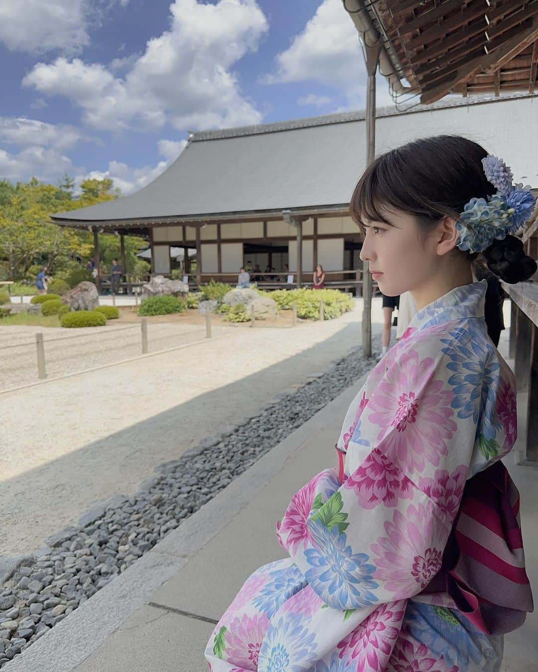 せきぐちりささんのインスタグラム写真 - (せきぐちりさInstagram)「嵐山の天龍寺に行った時の写真📸 この日も本当に暑かったけど、青空と夏の雲の日本庭園はとてもキレイで絵画のようでした🖼👀  また行きたいなぁ、京都。 京都のオススメの場所、ぜひ教えて欲しいです🗣️  ‥‥‥‥‥‥‥‥‥‥‥‥‥‥‥‥‥‥‥‥‥‥‥‥  ルクセンブルク🇱🇺在住。19歳。 ヨーロッパの旅行写真もたくさん載せてるので是非みてね📸 @risa_s_lisa  配信アプリ『ミクチャ』で毎日23時ごろ から配信してます。 ※プロフィールのリンクからTikTok、X、ミクチャのフォローお願いします🤍  ‥‥‥‥‥‥‥‥‥‥‥‥‥‥‥‥‥‥‥‥‥‥‥‥ ･ ･ ･ ･ ･ ･ #嵐山 #嵐山観光 #嵐山竹林 #観光 #旅行 #天龍寺 #日本庭園 #庭園 #浴衣 #浴衣女子 #和装ヘア #浴衣ヘア #kyotojapan #kyototrip #kyotogram #kyoto #japan #arashiyama」8月30日 7時09分 - risa_s_lisa