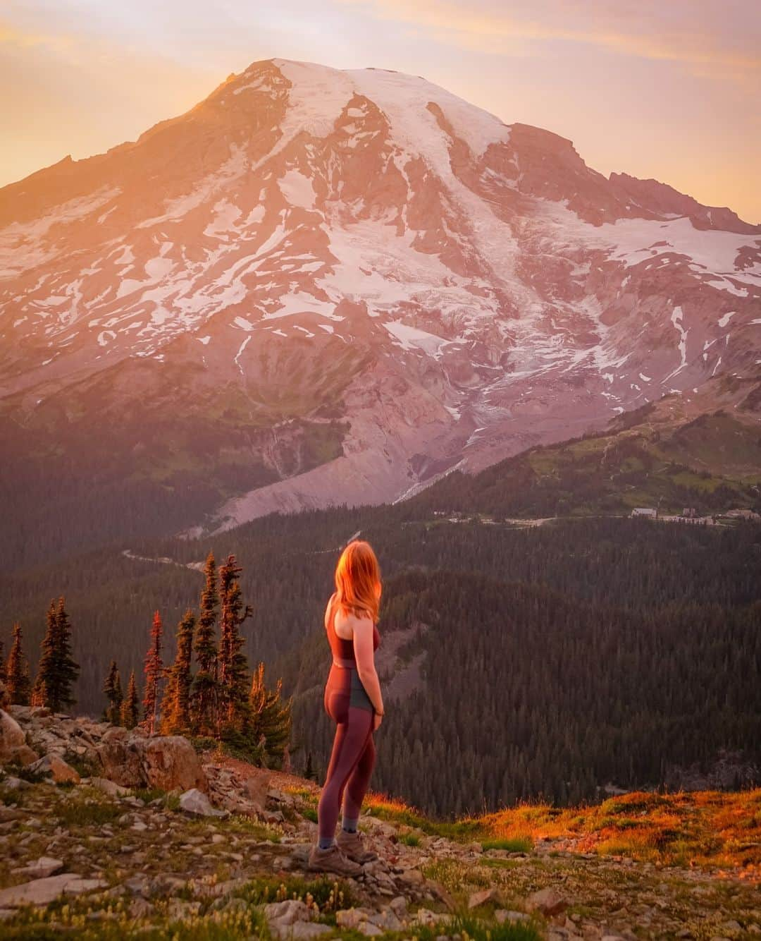 エディー・バウアーのインスタグラム：「Things we’re chasing⁠: 1. Waterfalls⁠ 2. Sunsets⁠ 3. Pumpkin spice anything⁠ ⁠ 📸: @earthyali in the Guide Trex Leggings and Sport Top」