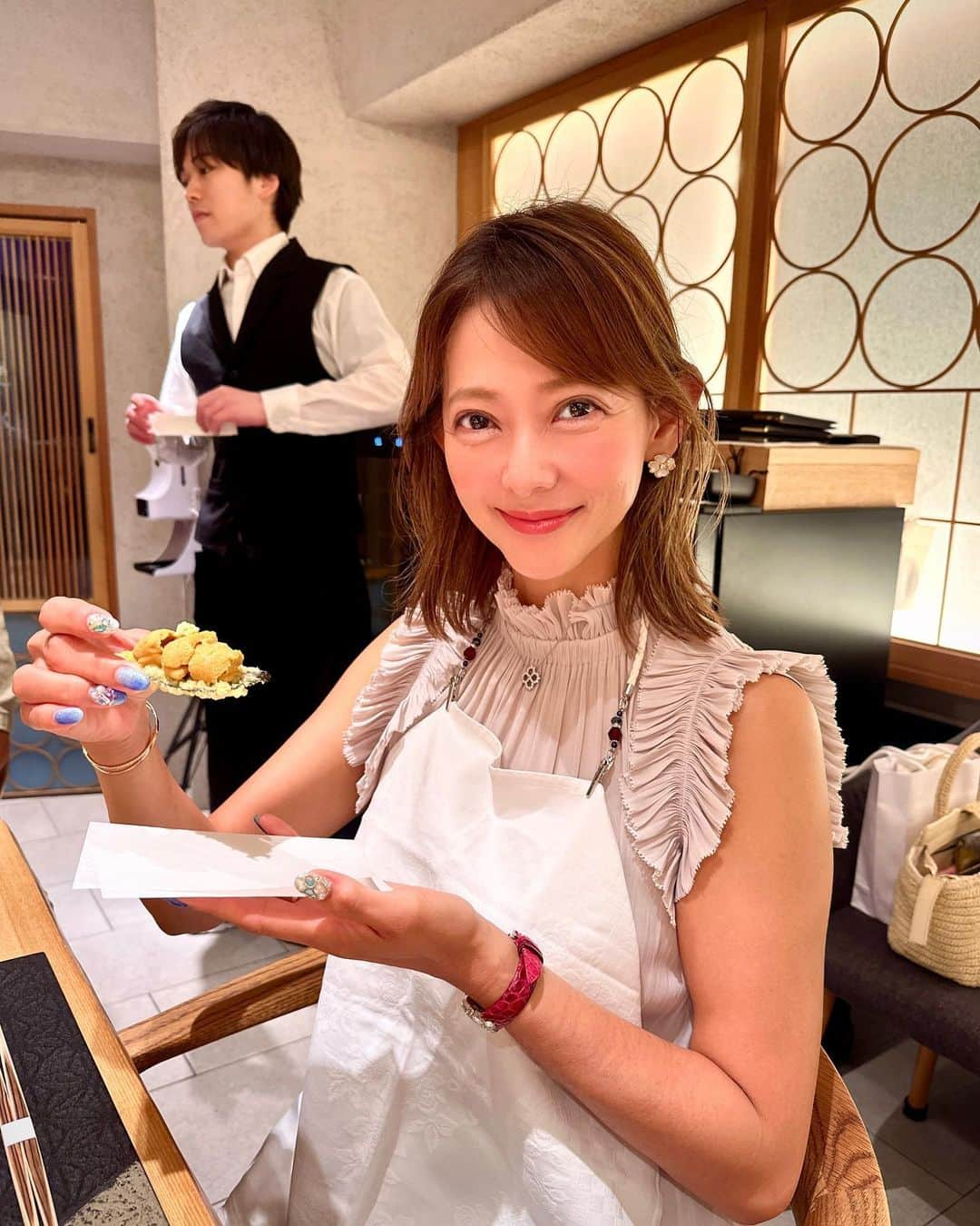 箕輪玖美さんのインスタグラム写真 - (箕輪玖美Instagram)「南青山まさみつ🍤 ・ ・ やっと行けたー😭 完全紹介制なので、誰か紹介してーと言い続けてたら、お誘いが✨ ・ ・ 一品料理が美味し過ぎる&品数が多くて、天ぷらの前に結構お腹一杯😆 ・ ・ でも…天ぷらは別腹⁈🤣 最後まで美味しく頂きました💕 ・ ・ まさみつさんのトークも最&高👍😉  #南青山まさみつ #まさみつ  #美味しゅうございました #天ぷら #美味しい天ぷらはもたれない #予約困難店 #完全紹介制 #美味しいもの好きな人と繋がりたい #食いしん坊 #南青山グルメ #口福 #ご馳走様でした  #アラフィフ女子 #箕輪玖美」8月30日 7時10分 - kumi.111