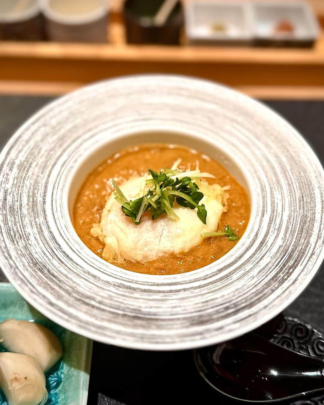 箕輪玖美さんのインスタグラム写真 - (箕輪玖美Instagram)「南青山まさみつ🍤 ・ ・ やっと行けたー😭 完全紹介制なので、誰か紹介してーと言い続けてたら、お誘いが✨ ・ ・ 一品料理が美味し過ぎる&品数が多くて、天ぷらの前に結構お腹一杯😆 ・ ・ でも…天ぷらは別腹⁈🤣 最後まで美味しく頂きました💕 ・ ・ まさみつさんのトークも最&高👍😉  #南青山まさみつ #まさみつ  #美味しゅうございました #天ぷら #美味しい天ぷらはもたれない #予約困難店 #完全紹介制 #美味しいもの好きな人と繋がりたい #食いしん坊 #南青山グルメ #口福 #ご馳走様でした  #アラフィフ女子 #箕輪玖美」8月30日 7時10分 - kumi.111