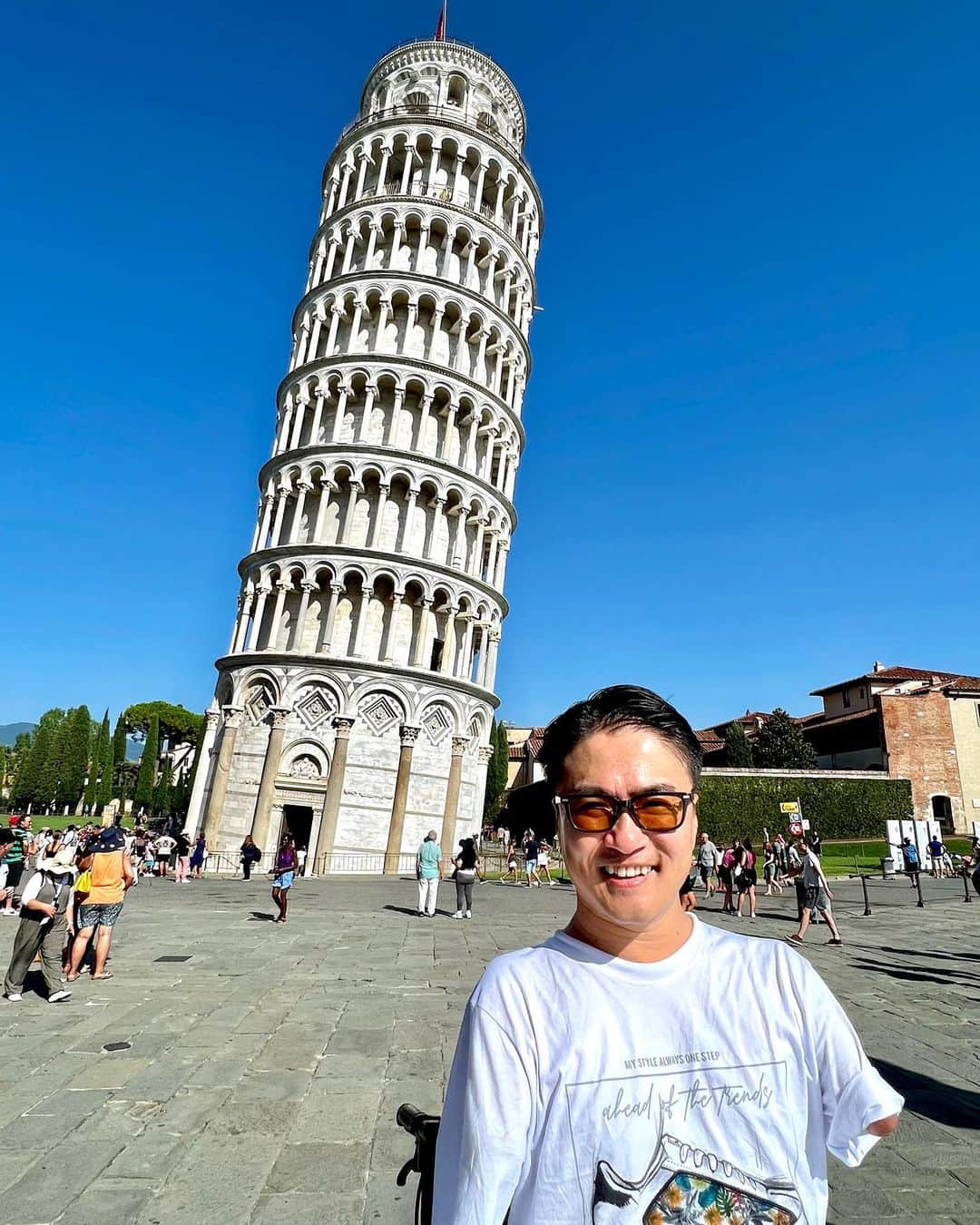 乙武洋匡さんのインスタグラム写真 - (乙武洋匡Instagram)「【#Pisa】#ピサの斜塔 って聞いたことはあるけど、実際に訪れたことがあるという話はあまり聞いたことがない。というわけで、行ってみました。  「え、こんなに傾いてるの！？」  思わず声が出るくらい、かなりの傾き。でも、それをカメラに収めてみると意外と伝わらない。何度も場所を変え、アングルを変えて撮れたのがこの子たち。特に加工などもせず、本当にこれくらいの傾きで驚かされました。よく倒れないね。  駅前には、なぜか#キースヘリング の壁画があり、「？？？」となりました。調べてみたけど、本物みたい。しかも、彼にとっての最後の作品なんだって。  #ピサ #イタリア #イタリア旅行 #イタリア観光 #イタリア観光 #PisaTower #PisaItaly #Italy #ItalyTravel #ItalyTrip #Italy🇮🇹 #🇮🇹」8月30日 7時11分 - ototake_official