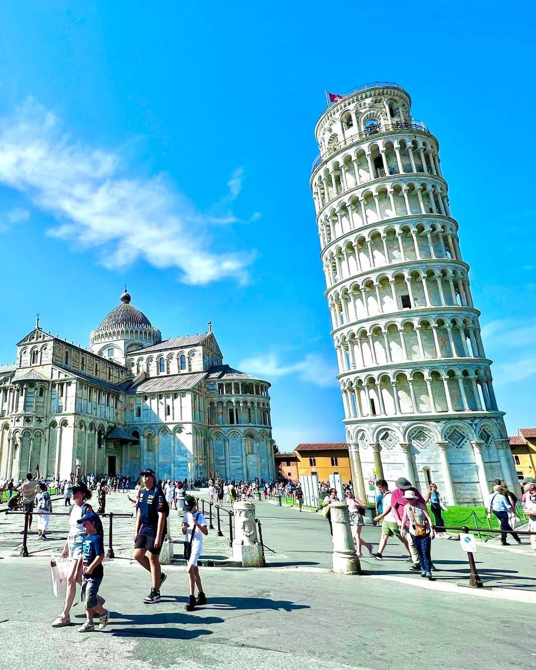 乙武洋匡さんのインスタグラム写真 - (乙武洋匡Instagram)「【#Pisa】#ピサの斜塔 って聞いたことはあるけど、実際に訪れたことがあるという話はあまり聞いたことがない。というわけで、行ってみました。  「え、こんなに傾いてるの！？」  思わず声が出るくらい、かなりの傾き。でも、それをカメラに収めてみると意外と伝わらない。何度も場所を変え、アングルを変えて撮れたのがこの子たち。特に加工などもせず、本当にこれくらいの傾きで驚かされました。よく倒れないね。  駅前には、なぜか#キースヘリング の壁画があり、「？？？」となりました。調べてみたけど、本物みたい。しかも、彼にとっての最後の作品なんだって。  #ピサ #イタリア #イタリア旅行 #イタリア観光 #イタリア観光 #PisaTower #PisaItaly #Italy #ItalyTravel #ItalyTrip #Italy🇮🇹 #🇮🇹」8月30日 7時11分 - ototake_official