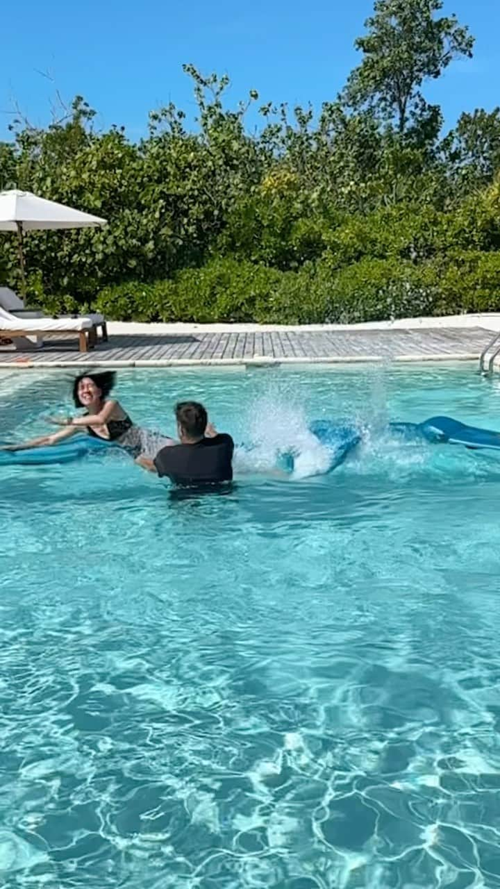 エヴァ・チェンのインスタグラム：「We visited the chicest and most serene resort @comoparrotcay and this was the game we invented 😂 I’m sorry to anyone who heard the peals of laughter for about two hours straight」