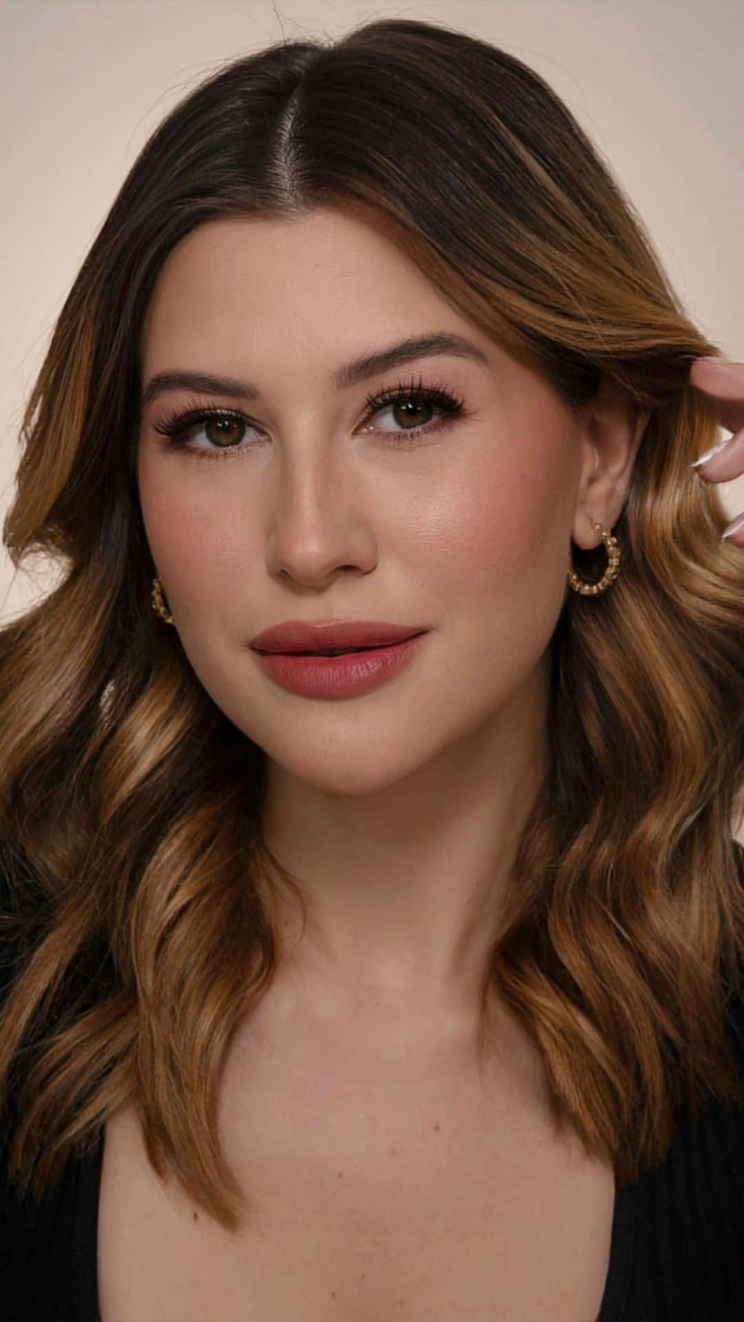 ニーナのインスタグラム：「todos os SECRETS da make das celebridades! Já conheciam/usavam algum desses truques? EU AMEI!!! ♥️」