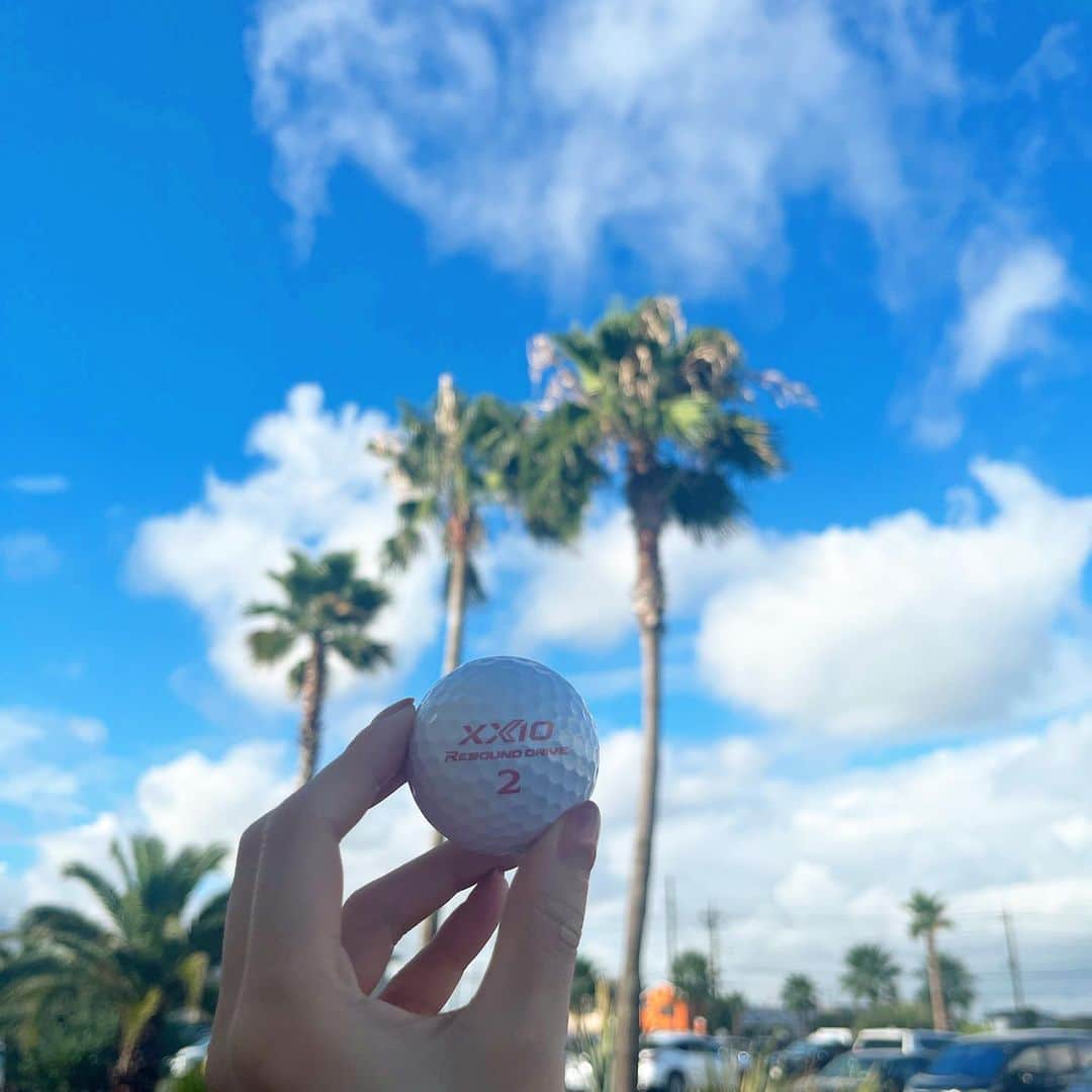竹村佳奈のインスタグラム：「🌴🫧 お気に入りの XXIOリバウンドドライブボール！ 池に何個か落としてしまいました😂」