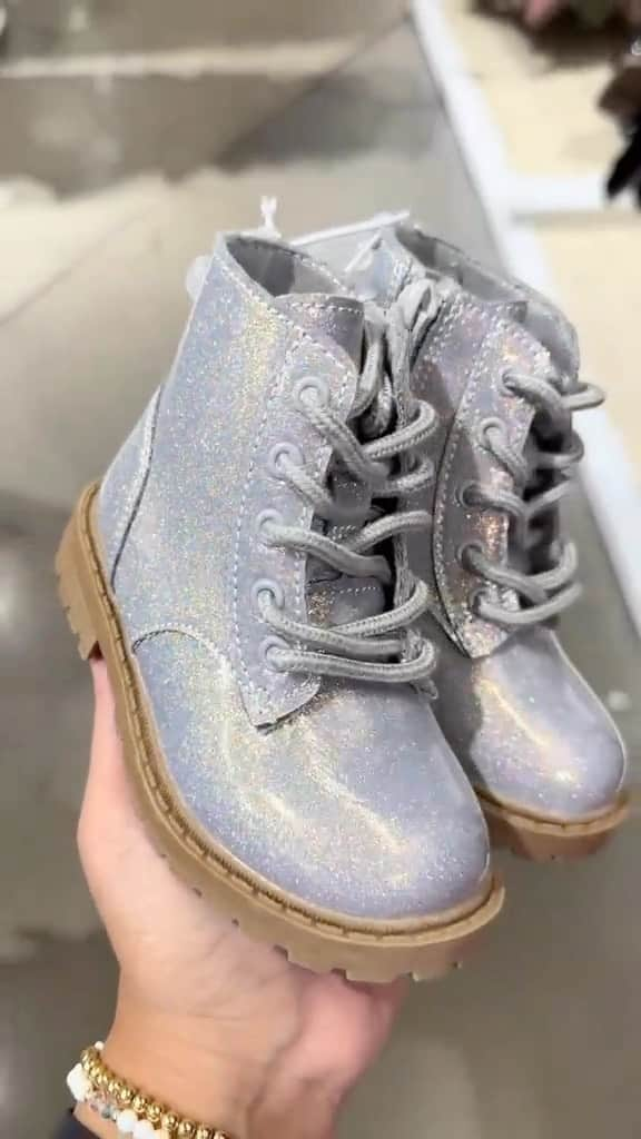 Old Navyのインスタグラム：「carrie has manolos, our bbys have glitter boots  #spottedinoldnavy ✨ @mnguyen_x3  #toddlerfinds #glitter #toddlerfall」