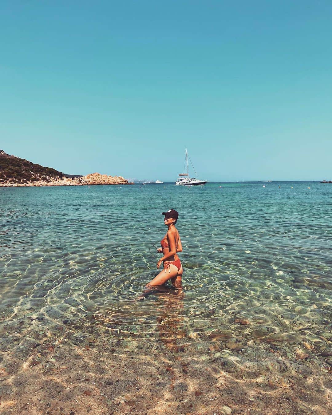 西内ひろのインスタグラム：「📍 Sardegna/Italy  最終スポットはサルデニア。 ずっと来てみたかった場所でした。  "Porto Cervo"は最高に 美しい海と美しい街。  透明度がとにかく凄い。 ビーチにゴミがほとんど落ちていない。  日本人があまりいないらしく 珍しそうに話しかけてくれます☺️  #Portocervo #italy  #イタリア #海　#ビーチ #西内ひろのオススメ旅」