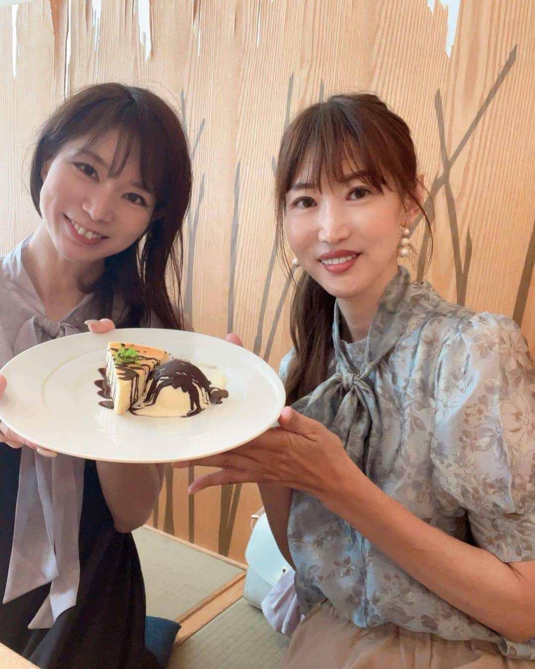 渋谷恭子さんのインスタグラム写真 - (渋谷恭子Instagram)「先日のランチ②  4種類の中から選べるデザート 江津子さん @uchinoko_saiberian と私が選んだのはNYチーズケーキ！  アイス🍨と自分でかけるチョコソースも付いてて良かったよ❤️  #ランチデザート #チーズケーキ #nyチーズケーキ #ケーキ #アイスクリーム #アイス #チョコソース #チョコレートソース #アラフィフ #アラフィフコーデ #アラフィフライフ #池袋ランチ #池袋 #池袋カフェ #ブラウス #ブラウスコーデ #ピアス #パールピアス #アースミュージックアンドエコロジー #earthandmusicecology」8月30日 7時36分 - kyoko.86