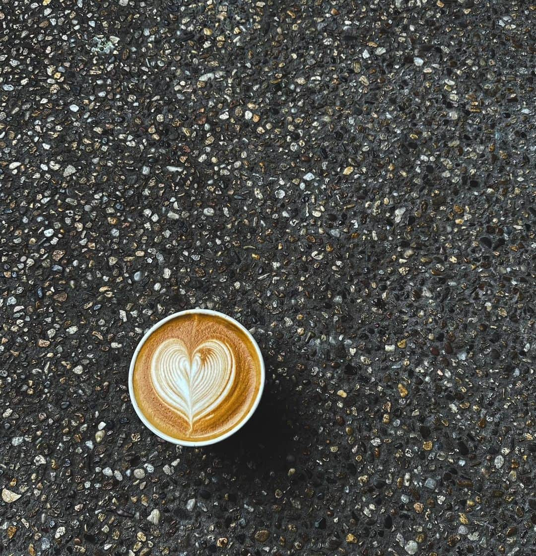 大瀧彩乃のインスタグラム：「・ 本日の一杯☕️🥛 （いつかの・・・）  注ぎ方を変えてから苦戦してるけど、少し線がでるようになりました。  まだ緊張で手が震えるから落ち着いて振れるように。 中心が上になってるのと、内側向きに振っちゃう癖を直す。 押し込めないから押し込む。 次の課題✏️  #here#herekyoto#kyotocafe＃latteart#京都カフェ#京都観光#カフェ巡り #カフェランチ #カフェ部#東京京都生活」