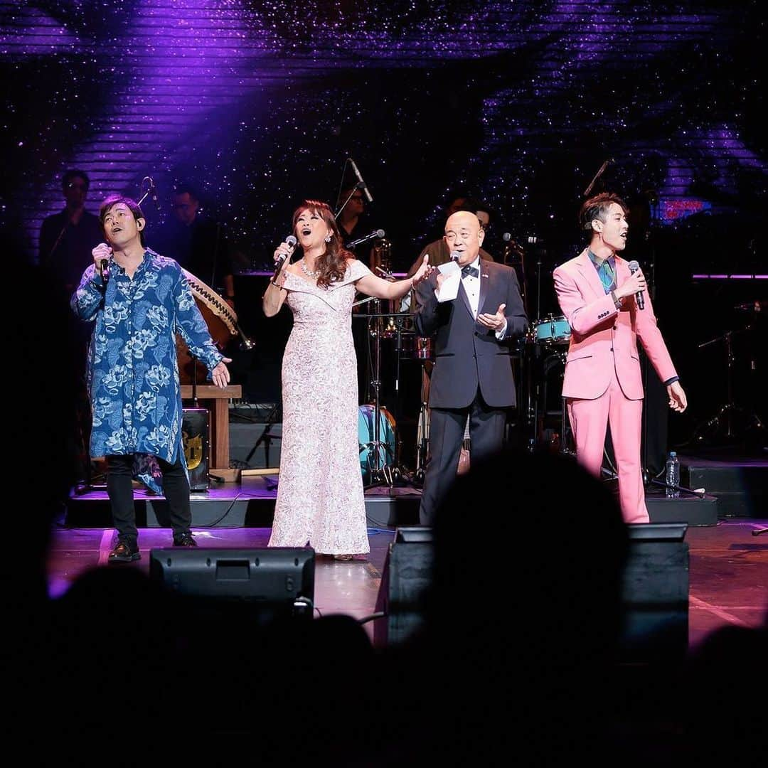 エリック･フクサキさんのインスタグラム写真 - (エリック･フクサキInstagram)「Familia “Lazos 「絆」Kizuna”  Concierto por el 150 Aniversario de las relaciones diplomáticas entre Perú 🇵🇪 & Japón 🇯🇵   Felicidades! Omedetō! ㊗️  A nuestros ancestros Peruanos y Japoneses, quienes forjaron nuestro camino, inculcándonos valores y enseñándonos a trabajar en comunidad. A construir puentes.   Dos países tan distantes en espacio físico, y distintos en cultura, en un solo espacio. Nuestros Sempai, nos dan a entender que el  hogar está en ese lugar llamado “El Corazón”.  Ahora juntos, gozando de la música, disfrutamos de la vida en este momento para ellos, siempre con su espíritu presente.   Gracias Familia  @tonysuccar  @mimysuccar  @kenyiofficial  @shoasano32  #miyazawakazufumi  @yochan.azama  @ericfukusaki   @asociacionperuanojaponesa  @embjapon_peru  @granteatronacional @cesarsilvamusico  @felipepumarada   @nardaoficial_  @laverusverdu  @coti.loyola   @educampos.pe   Agradecimientos especiales al organizador de este evento: Jaime Arakaki  ファミリア　“Lazos 「絆」Kizuna”  ペルー🇵🇪＆日本🇯🇵国際交流150周年記念コンサート  おめでとうございます！Felicidades ㊗️  道を切り開き、価値観を植え付け、橋を架けることを学ばせてくださり、共同体として行動することを教えてくれたペルーと日本の祖先たちへ。  離れてても、文化が違う色でも、2つの国が、ひとつの空間に。 私たちの先輩達は、故郷が「心」と呼ばれる場所にあることを教えてくれました。  今、一緒に音楽を楽しみながら、彼らのためにこの瞬間を大事に生きて、これからも奏でて行きたいです。  グラシアス・ファミリア」8月30日 7時46分 - ericfukusaki