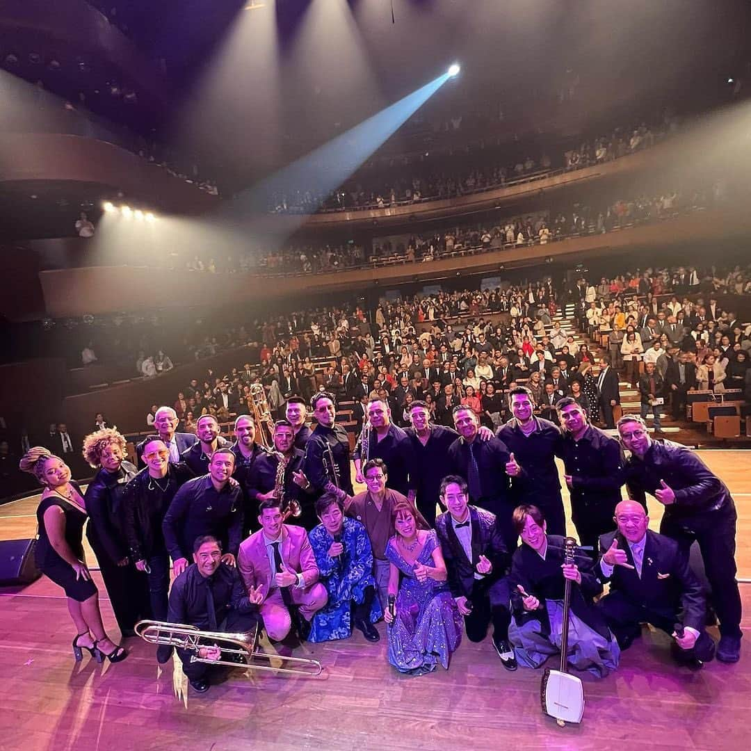 エリック･フクサキさんのインスタグラム写真 - (エリック･フクサキInstagram)「Familia “Lazos 「絆」Kizuna”  Concierto por el 150 Aniversario de las relaciones diplomáticas entre Perú 🇵🇪 & Japón 🇯🇵   Felicidades! Omedetō! ㊗️  A nuestros ancestros Peruanos y Japoneses, quienes forjaron nuestro camino, inculcándonos valores y enseñándonos a trabajar en comunidad. A construir puentes.   Dos países tan distantes en espacio físico, y distintos en cultura, en un solo espacio. Nuestros Sempai, nos dan a entender que el  hogar está en ese lugar llamado “El Corazón”.  Ahora juntos, gozando de la música, disfrutamos de la vida en este momento para ellos, siempre con su espíritu presente.   Gracias Familia  @tonysuccar  @mimysuccar  @kenyiofficial  @shoasano32  #miyazawakazufumi  @yochan.azama  @ericfukusaki   @asociacionperuanojaponesa  @embjapon_peru  @granteatronacional @cesarsilvamusico  @felipepumarada   @nardaoficial_  @laverusverdu  @coti.loyola   @educampos.pe   Agradecimientos especiales al organizador de este evento: Jaime Arakaki  ファミリア　“Lazos 「絆」Kizuna”  ペルー🇵🇪＆日本🇯🇵国際交流150周年記念コンサート  おめでとうございます！Felicidades ㊗️  道を切り開き、価値観を植え付け、橋を架けることを学ばせてくださり、共同体として行動することを教えてくれたペルーと日本の祖先たちへ。  離れてても、文化が違う色でも、2つの国が、ひとつの空間に。 私たちの先輩達は、故郷が「心」と呼ばれる場所にあることを教えてくれました。  今、一緒に音楽を楽しみながら、彼らのためにこの瞬間を大事に生きて、これからも奏でて行きたいです。  グラシアス・ファミリア」8月30日 7時46分 - ericfukusaki