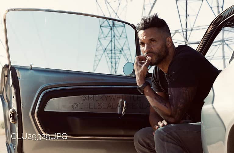 リッキー・ウィットルのインスタグラム：「Tatt-Tuesday🤷🏾‍♂️ no long speech, no reason, just cos😎😝   Have a GREAT day❤️🤙🏾🙌🏾🙏🏾   @chelsealaurenla 📸 #photography #photoshoot #portrait #gt500 #1967mustang #shelbygt500 #actorslife」