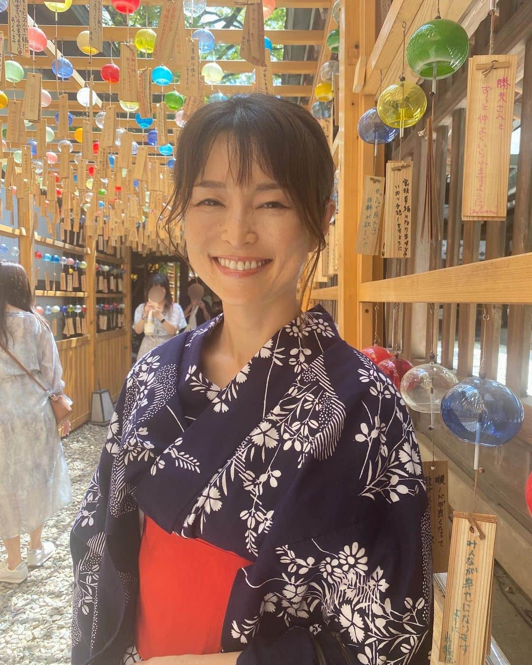 藤田りえさんのインスタグラム写真 - (藤田りえInstagram)「数年ぶりに浴衣を着たよ。 ⁡ ﾘｴﾀﾝこう見えて自分で着付けできるねん。 着付け資格持ってるねん。 意外過ぎて朝からごめん。 ⁡ 浴衣はお義母さん手作りのもの。譲り受けたの。 普段は娘が日本舞踊の授業の時に使ってる(°▽°) ⁡ ⁡ 平野紫耀くんが 「浴衣着てる女性嫌い！！っていう男子なんていないんだからさ、着ちゃえばいいじゃん」 と言っててなるほどなと思った今年の夏。そろそろ終わりですね。 ⁡ ⁡ +:-:+:-:+:-:+:-:+:-:+:-:+:-:+:-:+ threads、インスタとは違ったことをつぶやいています プロフィールトップの@マークをタップしてみてね。 ⁡ #浴衣 #川越氷川神社 #48歳 #アラフィフ」8月30日 7時59分 - rie_fujita.ana