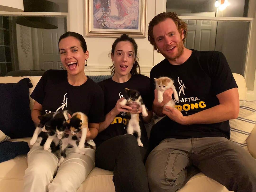 マリーナ・スコーシアーティのインスタグラム：「What do we want? A fair SAG contract! When do we want it? MEOW! #illseemyselfoutnow #thisiswhyweneedwriters #wgastrong #sagaftrastrong #sagaftra #friendvacation #nickgelfuss #torreydevitto #torina #torinick #kittensofinstagram #kittens #kittys #kittylove」