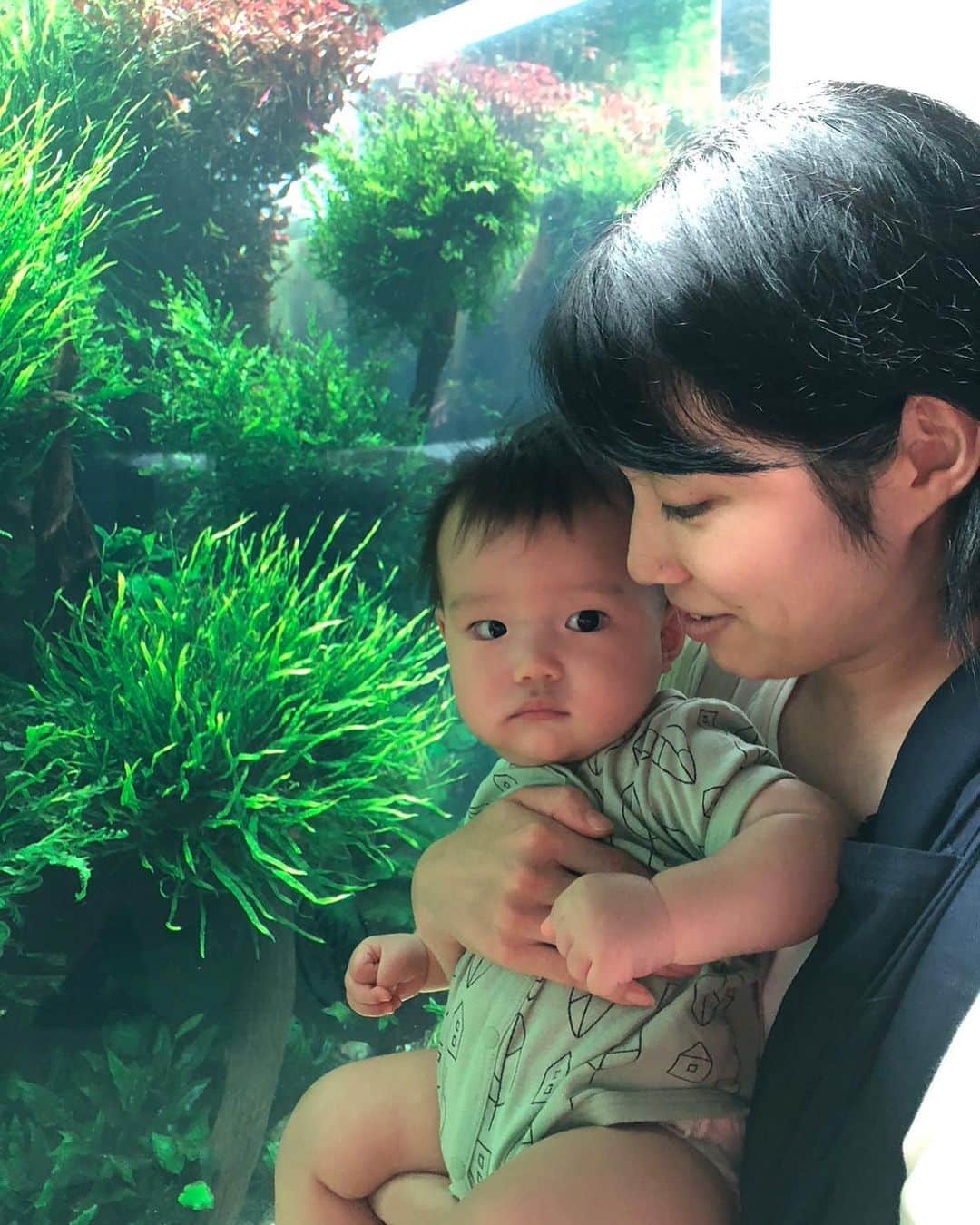 岩渕香里さんのインスタグラム写真 (岩渕香里Instagram)「. 息子から肘鉄くらいながら ニコニコ過ごしてます☺️ 暑くて暑くて限界