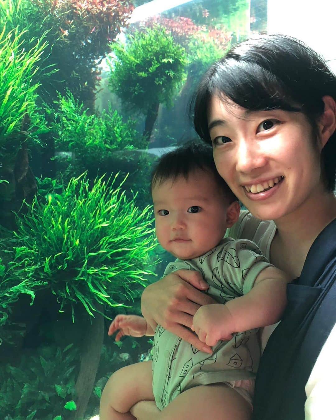 岩渕香里のインスタグラム：「.  息子から肘鉄くらいながら ニコニコ過ごしてます☺️  暑くて暑くて限界ギリギリの 高原生まれですが なんとか生きております。  念願の水族館の年間パスポートをゲットして 少し浮ついた夏を過ごしております。  9月になって暑さが和らいだら 年パス使いまくりたいと思います！！  #すみだ水族館  #お魚楽しい #ペンギンいっぱい #ペンギンちょっと臭う  #東京 #暑い #とにかく暑い #家から出れない #残暑怖い #頑張ろう」