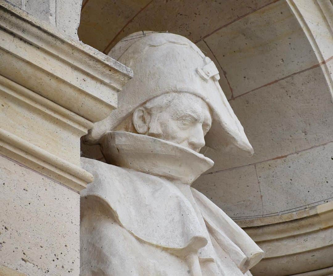 ルーブル美術館のインスタグラム：「. 🇫🇷 Depuis quelques jours, la façade de l’aile Rohan se dévoile à nouveau rue de Rivoli, après deux ans de restauration. Profitons-en pour découvrir l’histoire de cette partie du palais !  - 🏛️ L’aile fut bâtie au début du 19e siècle, dans l’optique de réunir le palais des Tuileries à celui du Louvre le long de la nouvelle rue de Rivoli, dont le percement venait d’être entamé.  - ⚔️ Dessinée sur le modèle de la partie occidentale de la Grande Galerie, réalisée deux siècles auparavant, la façade présente 16 sculptures de grandes figures militaires françaises depuis la Révolution de 1789, à l’image du maréchal Moncey et du marquis de La Fayette.  - 👀 Profitez de votre passage au Louvre pour venir les admirer !  ∴ 🌎 For the past few days, the facade of the Rohan wing has been unveiled on rue de Rivoli, after two years of restoration. Let's discover the history of this part of the palace!  - 🏛️ The wing was built at the beginning of the 19th century, with a view to joining the Tuileries Palace to the Louvre along the new Rue de Rivoli, which had just been opened.  - ⚔️ Modelled on the western part of the Grande Galerie, built two centuries earlier, the facade features 16 sculptures of great French military figures from the 1789 Revolution, including Marshal Moncey and the Marquis de La Fayette.  - 👀 Come and admire them! - 📷 © Musée du Louvre / Nicolas Bousser  . . . #Louvre #MuséeDuLouvre」