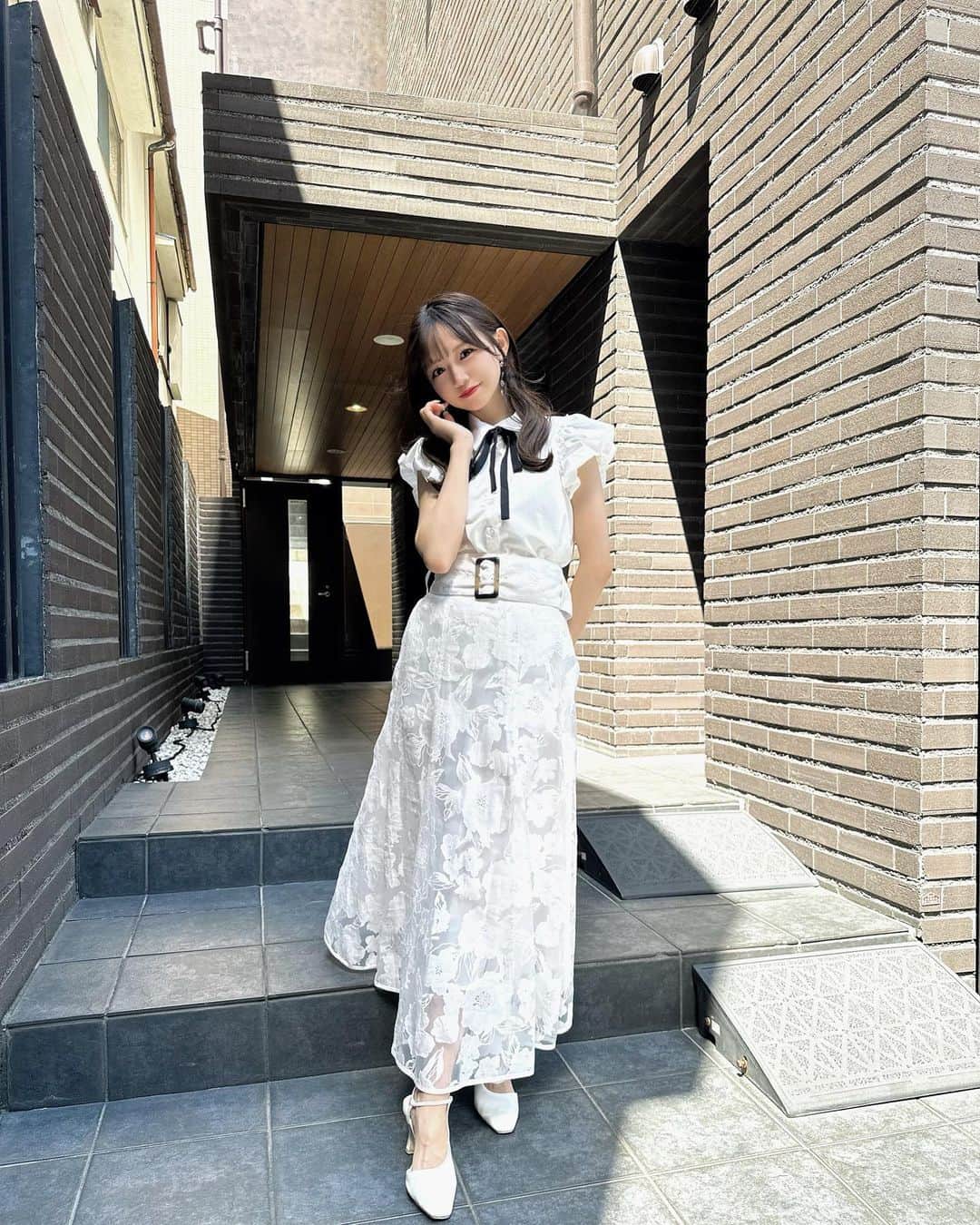 畑美紗起のインスタグラム：「たくさんいいねとかコメントしてもらえると 励みになります…ありがとう🥺💕  この日はホワイトコーデ🤍☁️ @stripeclub_clb さんとのコラボ服 ブラウスとスカート合わせて着たよお🫶🏻  白が好きってのもあって、この合わせがすき🫣  みんなは何色のお洋服着ることが多いかな？👗  #畑美紗起 #ブラウス #ブラウスコーデ #スカート #コーデ #夏コーデ #コーディネート #夏 #ファッション #ファッションコーデ #春コーデ #今日のコーデ #みちゃしふく #愛用品 #私服 #fashion #blouse #skirt #coordinate #me #shooting #fashionblogger #fashionista #ootd #japanesegirl #japanese #summer」