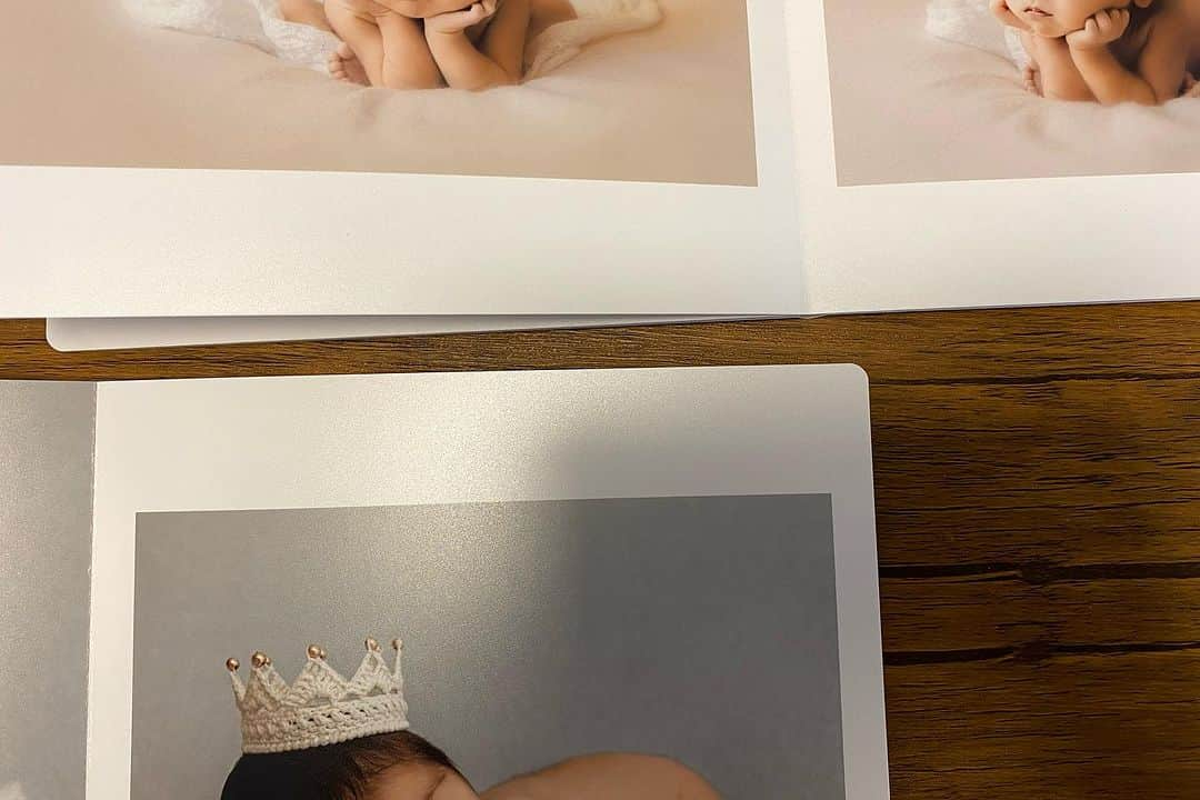 平木愛美さんのインスタグラム写真 - (平木愛美Instagram)「愛っ。  子供たちのnew born photo album📖  データだけじゃなくて、リアルにかたちにのこるとやっぱり良いよね、、🤍👧🏼👶🏼  べびまるの１歳のお誕生日記念写真も、自由が丘の素敵な一軒家merry studioにて撮影頂いた同じシリーズのアルバムです。  アルバムはたくさん作ってるのですが、統一感あるこのシリーズは @merry_newbornphoto @merry_jiyugaoka  撮影＆作成頂いたもの💫  成長とともにどんどん増えてくのもこれまた良い…💕💎 写真や思い出ってやっぱりどんな"物"より宝物。  表紙、モザイクで隠しちゃっておりますがほんとは名前が入っててそれぞれとっても可愛いの。🤴👸💗🩵」8月29日 23時15分 - manamihiraki