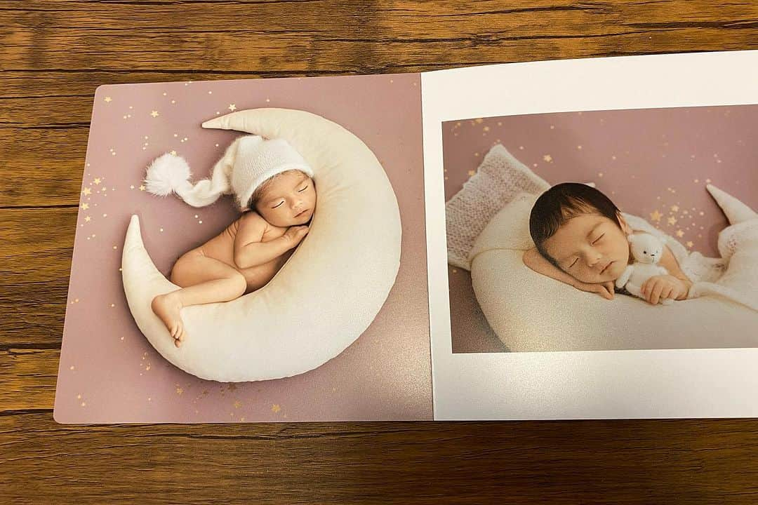 平木愛美さんのインスタグラム写真 - (平木愛美Instagram)「愛っ。  子供たちのnew born photo album📖  データだけじゃなくて、リアルにかたちにのこるとやっぱり良いよね、、🤍👧🏼👶🏼  べびまるの１歳のお誕生日記念写真も、自由が丘の素敵な一軒家merry studioにて撮影頂いた同じシリーズのアルバムです。  アルバムはたくさん作ってるのですが、統一感あるこのシリーズは @merry_newbornphoto @merry_jiyugaoka  撮影＆作成頂いたもの💫  成長とともにどんどん増えてくのもこれまた良い…💕💎 写真や思い出ってやっぱりどんな"物"より宝物。  表紙、モザイクで隠しちゃっておりますがほんとは名前が入っててそれぞれとっても可愛いの。🤴👸💗🩵」8月29日 23時15分 - manamihiraki