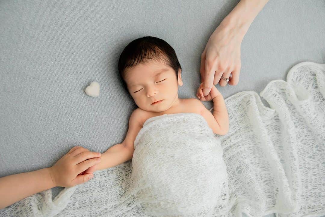 平木愛美のインスタグラム：「愛っ。  子供たちのnew born photo album📖  データだけじゃなくて、リアルにかたちにのこるとやっぱり良いよね、、🤍👧🏼👶🏼  べびまるの１歳のお誕生日記念写真も、自由が丘の素敵な一軒家merry studioにて撮影頂いた同じシリーズのアルバムです。  アルバムはたくさん作ってるのですが、統一感あるこのシリーズは @merry_newbornphoto @merry_jiyugaoka  撮影＆作成頂いたもの💫  成長とともにどんどん増えてくのもこれまた良い…💕💎 写真や思い出ってやっぱりどんな"物"より宝物。  表紙、モザイクで隠しちゃっておりますがほんとは名前が入っててそれぞれとっても可愛いの。🤴👸💗🩵」