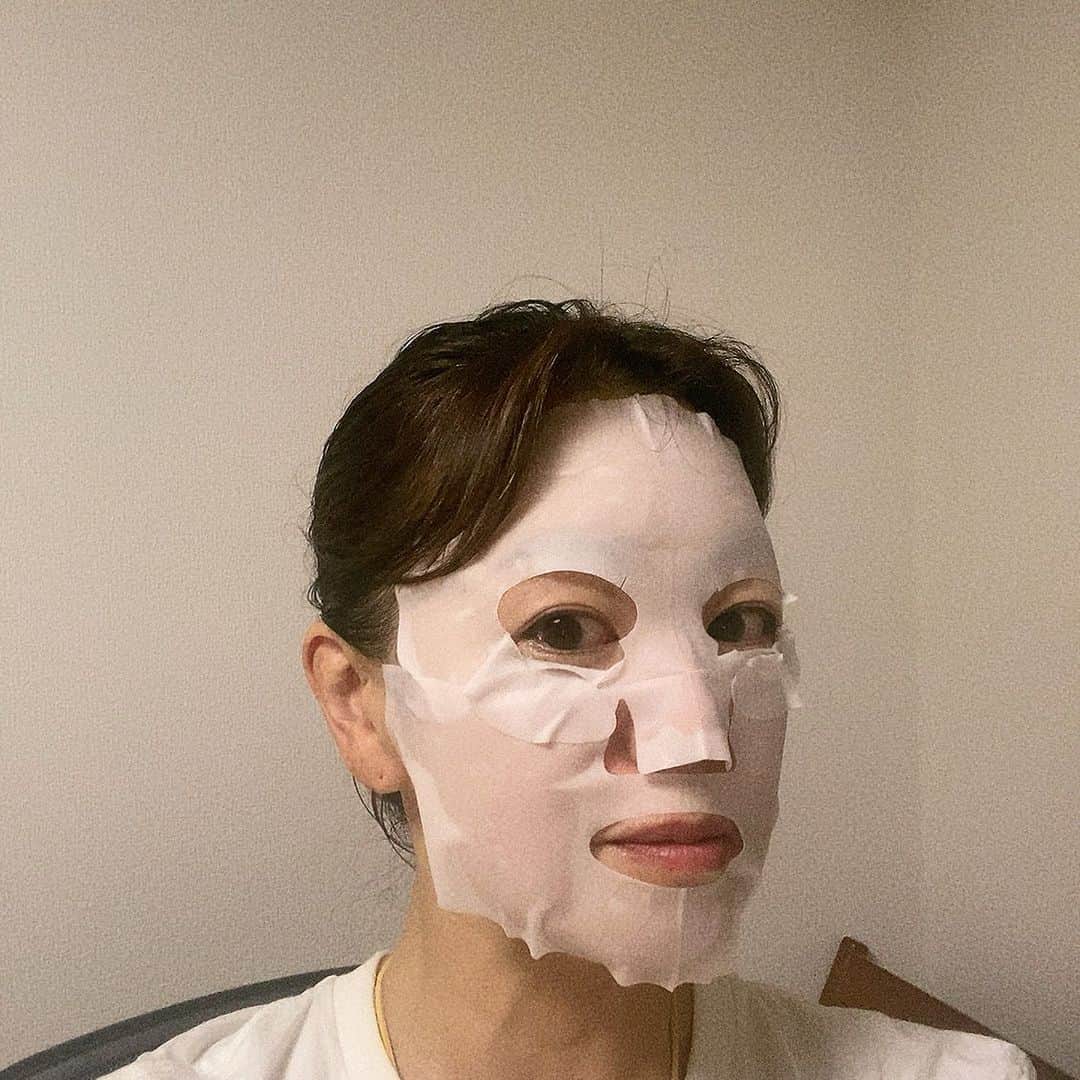 上田祥子さんのインスタグラム写真 - (上田祥子Instagram)「今晩はザ・ギンザ モイスチャーライジングマスク(27ml ×６枚入 税込19800円）で保湿ケア。先日肌の水分チェックをしていただいたところ、水分量がかなり低下していることが判明... このマスクにたっぷり配合された ザ・ギンザ独自成分パーセプティブコンプレックスEXが、角層のすみずみまでうるおいを行き渡らせて、うるおいバランスを整えてくれます。10分後には、しっとり＆ハリ弾力あふれる透明肌が復活。菩提樹の香り、もかなり好みです。  #THEGINZA #ザギンザ #THEGINZAMOISTURIZINGMASKP #ザギンザモイスチャーライジングマスクP」8月29日 23時18分 - uedasachikoinsta