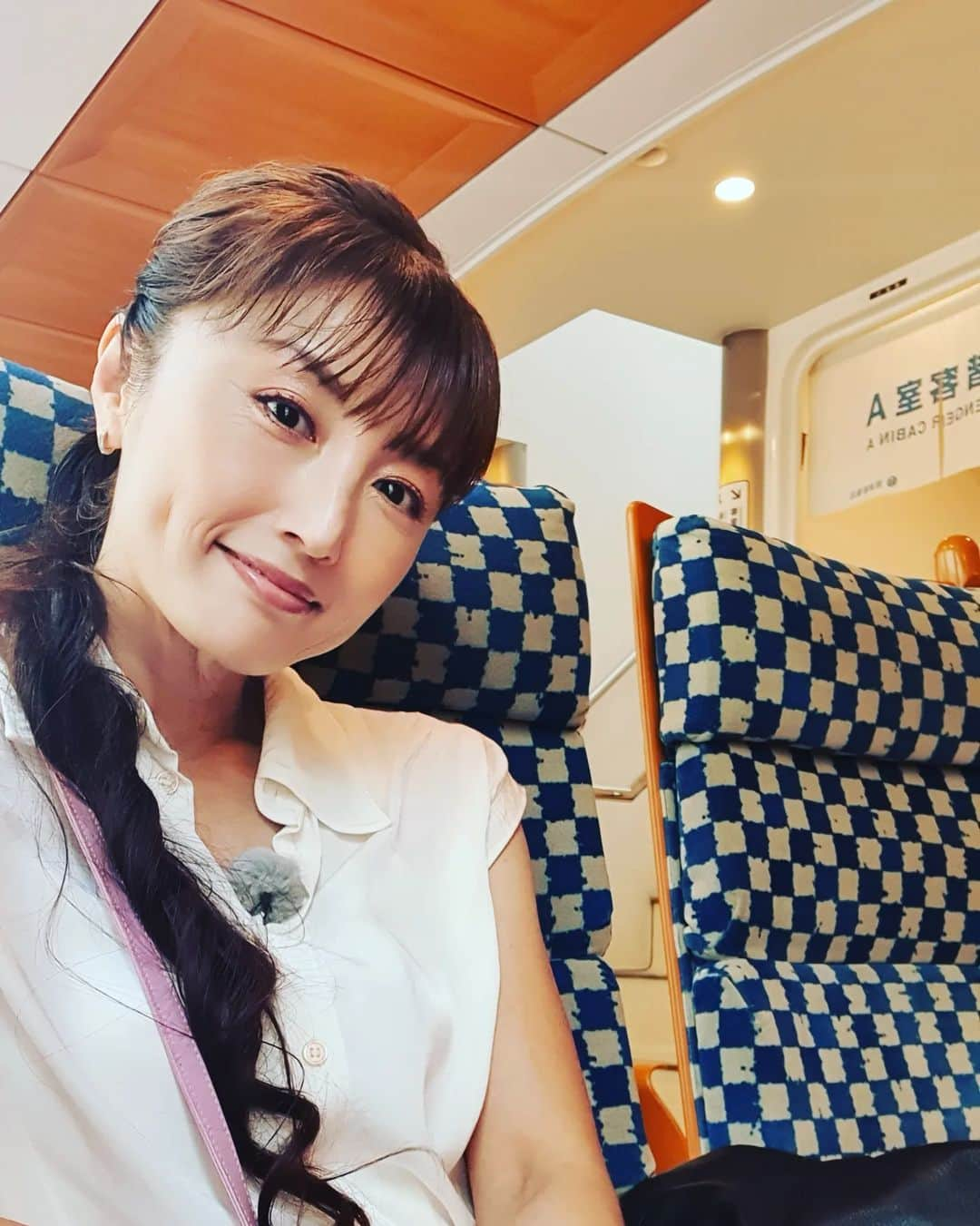 井上晴美さんのインスタグラム写真 - (井上晴美Instagram)「女優の日常  おはようございます😊  離島大使の晴美です  大使ネタ復活🎊🎊🎊  は～ちゃんの体調も復活🎊🎊🎊  めでたい水曜日です  夏海にいけてないあなたのために  これでもかってくらい島ネタです  いった気になる?  なっておくれ。  高速船のなか。一枚目  とてもお洒落な船内です  8月ももう終わり  日々充実していますか?  頑張りすぎないで程々にいこうね  それじゃあ  今日もいってらっしゃ～い🙋🤸🧚  感謝です  #summer #travel #japon #鹿児島 #熊本 #離島」8月30日 6時00分 - harumi_inoue_