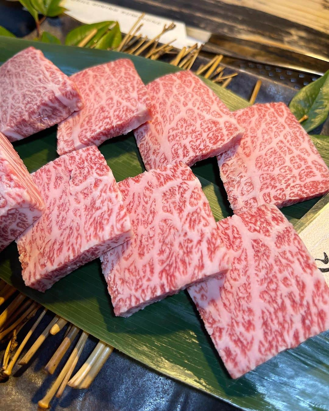 三好ジェームスさんのインスタグラム写真 - (三好ジェームスInstagram)「Chuck roll of Arita Wagyu!  The part near the rib eye is good for both steak and yakiniku.  For some reason, there is not much demand for chuck roll overseas.  It is delicious!  #chuckroll #肩ロース #有田牛 #宮崎牛 #ステーキ #焼肉 #しゃぶしゃぶ #すき焼き」8月29日 23時19分 - james.arita2946