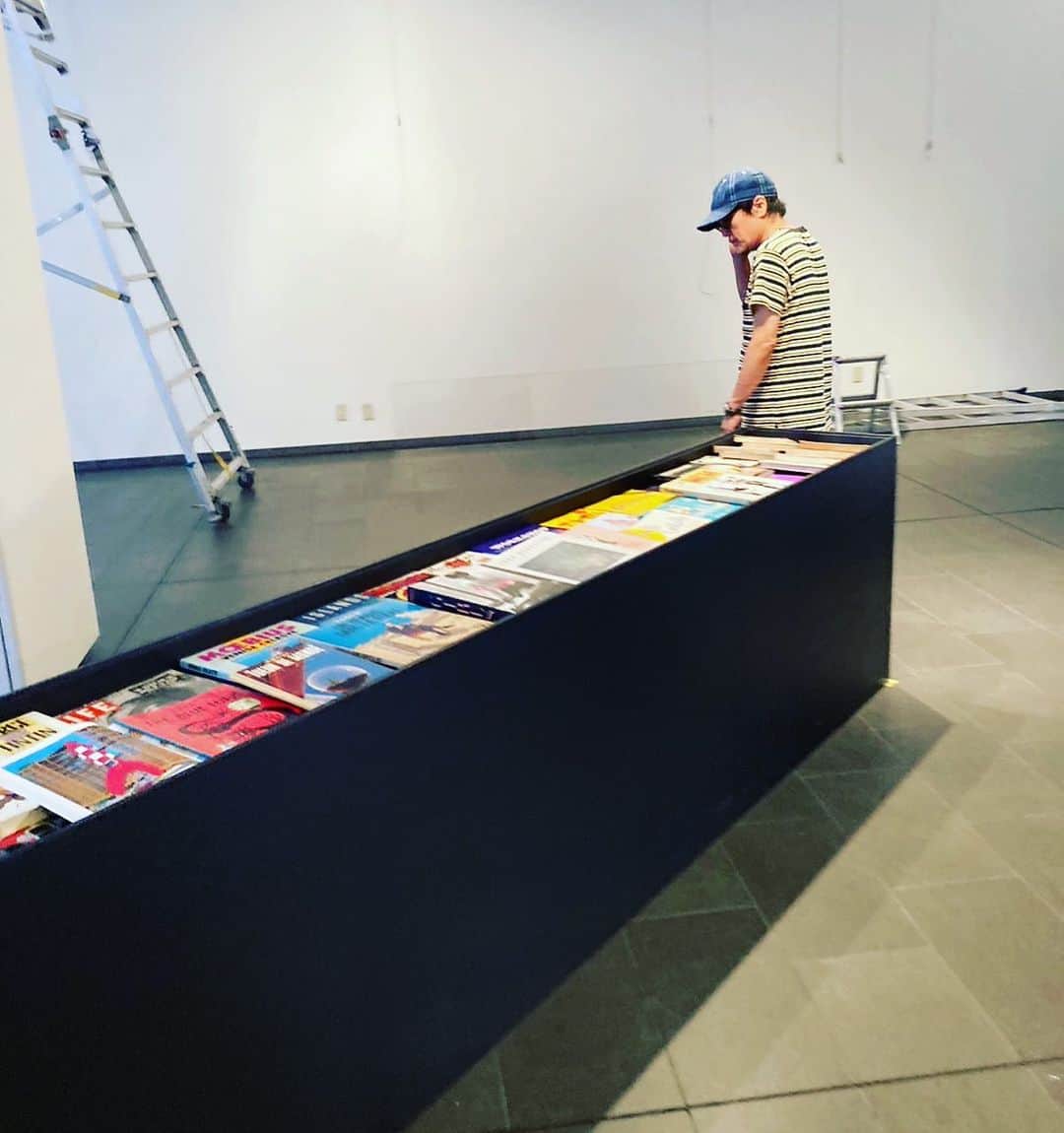 江口寿史のインスタグラム：「いよいよ3日後に迫った二人展『トーキョー・アルテ・ポップ』。会場となるイタリア文化会館の展示設営作業に本日より入りました。 ルカコーナー、江口コーナーには二人が自分の絵を作り上げる過程において影響を受けてきた書籍やコミックなども展示されます。こちらもお楽しみに。  Photo：Yasuko Tieri」