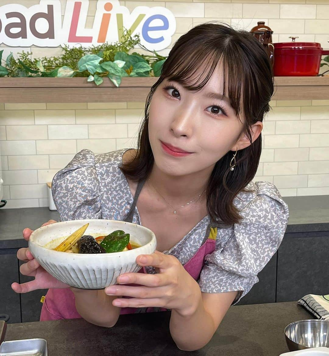 岩佐美咲のインスタグラム：「今日はcookpad Liveの生配信に出演させて頂きました〜✨　　　　　　 「酸辣湯スープカレー」を作ったよ。　　　　　　　　　　　　　 cookpad Liveのアプリから同じレシピで作れるので、お酢が効いてさっぱりしたカレー是非オススメです🍛　　　　　　　　　　　　　　　　　　　　 次回の配信は私の大好きな海老を使って、お酒に合う料理を紹介します。　　　　　　　　　　　　　　　　　 楽しみすぎる！ビールを用意しておかねば！！　　　　　　　　　　　　　　 　　　　　　　　　　　　　　　　　　　 #カレー #スープカレー #酸辣湯 #クックパッド #レシピ #料理 #配信 #ご飯 #cookpad #cooking #curry」