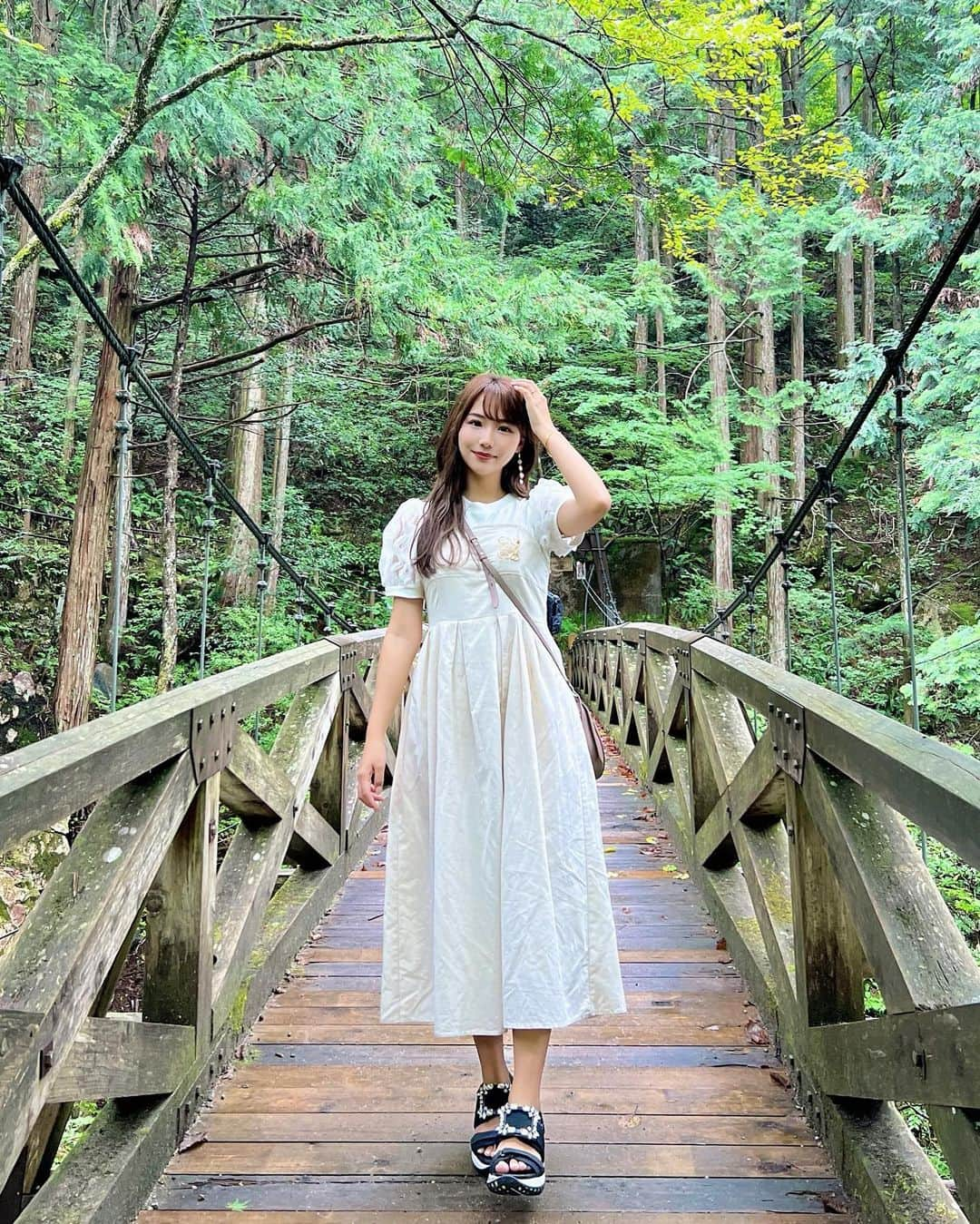 加藤里奈さんのインスタグラム写真 - (加藤里奈Instagram)「⋆  岐阜の自然でリラックス日帰り旅♡   この日のお洋服は @chou_chou_ma_cheri のです🥹🫧  お袖が可愛くて一目惚れ🤍 すごく着心地も良くてお気に入りです𓂅  #ootd #fashion #instafood #instagram  #hairstyle #outfit #code #instafashion  #ファッション #撮影 #ヘアスタイル #ヘア  #コーディネート #コーデ #今日の服」8月29日 23時21分 - katoco0326