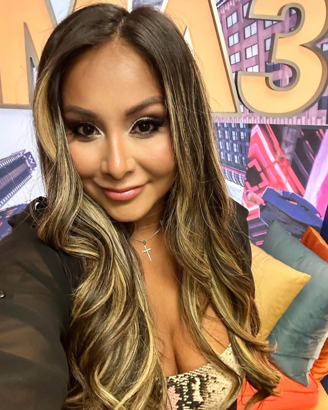 ニコール・ ポリッツィのインスタグラム：「1PM @abcgma3 👽」