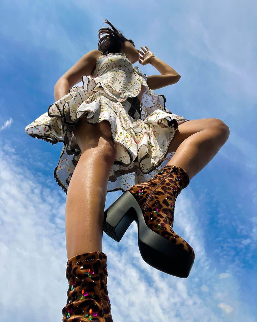 ベッツィジョンソンのインスタグラム：「Don't look up @_magda__ ✨」