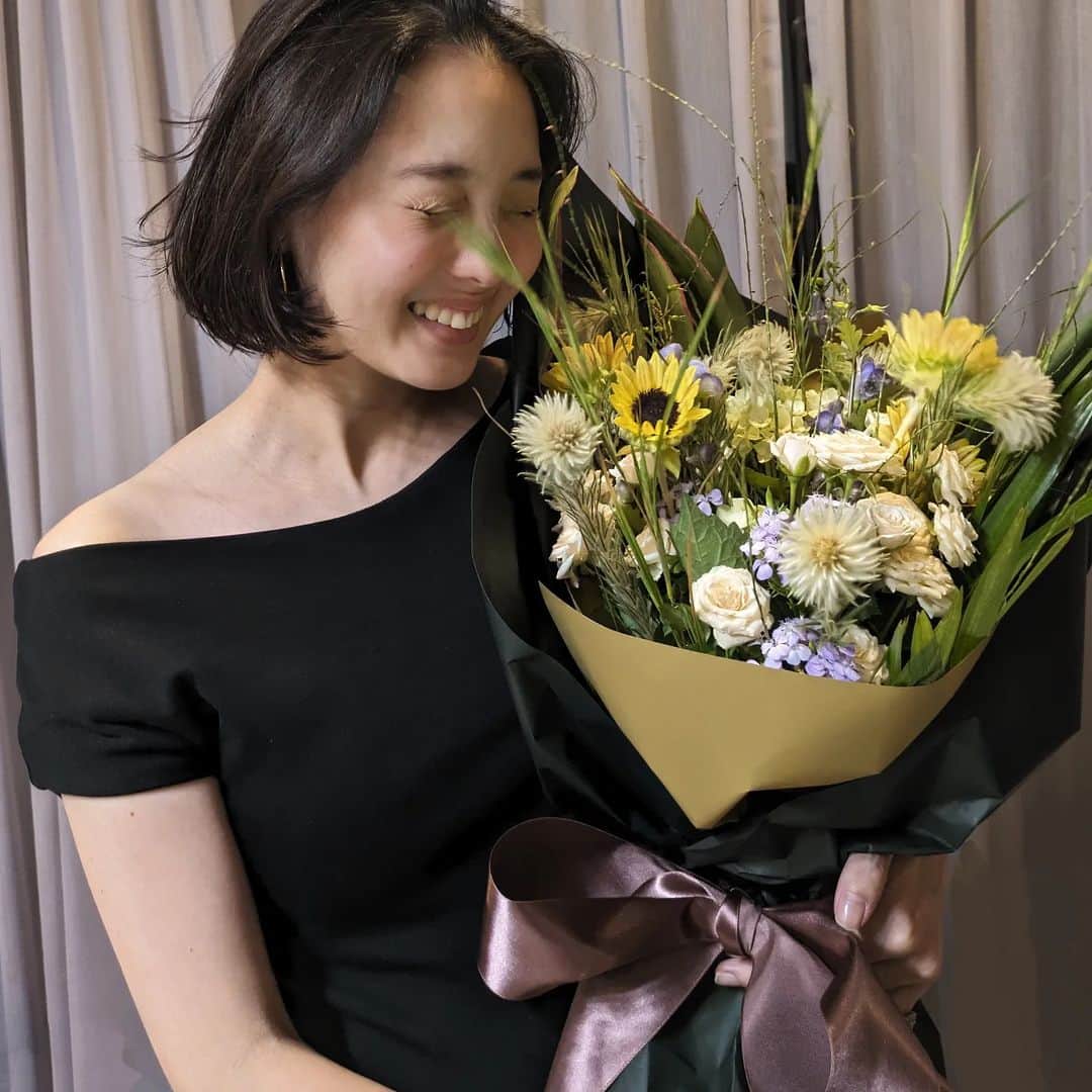 ayaka8880のインスタグラム：「レストランで花束をもらって記念撮影📸 が理想でしたが、夫にそのスキルがあるはずもなく😊笑  なぜか自宅に届いた花束（手渡しじゃないんかい）、せっかくなので撮ってもらいました💐  34歳の誕生日は、  欲しい物が手に入った喜びや、誰かに何かしてもらった喜びよりも、  子育ても仕事も、自分なりに向き合って、ひとつずつ答えを出して前に進めた自分に納得ができて  今の自分がいちばん好きだなと思える心が持てたことが大きなプレゼントに感じました🎁  次の35歳も同じ気持ちでいたいから、自分が納得できる行動を重ねてみようと思います🌿  同じお誕生日の方もいらっしゃるようで😍 お互いおめでとうございます🎂✨  明日からまた、エイエイオー！」