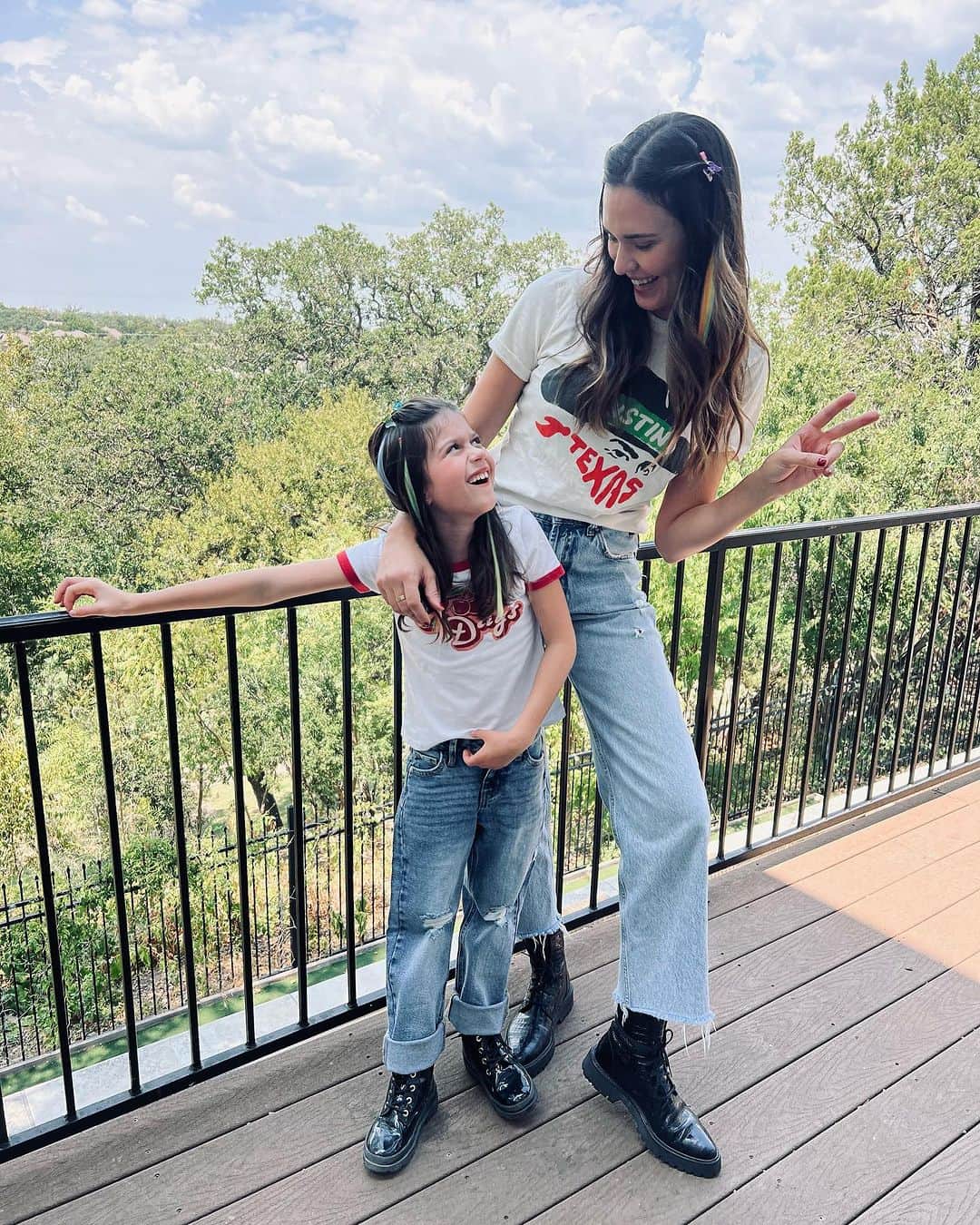 オデット・アナブルのインスタグラム：「These photos look like we had a picture perfect time. Right? Here’s the truth, the concert was a complete overstimulation for Charlie. I watched as she tried so hard to have a good time because she knew how excited I was for us to be there. For us to have an only Mama and Charlie date. To sing and dance to the songs we listen to in the car. I knew something was off. In the middle of the show, she asked if we could take a break. We went outside, I read her energy and asked if she would prefer it if we left. She started crying and told me that the concert was a good choice, that she loved it, that I was such a good mom and she knew how hard I worked to get her ready and how I kept a fun surprise for her but that she thought maybe it was best if we left. She was trying to take care of ME. I looked at her and I told her that I was so proud of HER for making a good choice for HERSELF. She told me what she needed, she was clear about it and just like that, we left. I felt terrible for not thinking that it might not be an ideal date with so many people that would cause anxiety to rise for her. She felt terrible that she may have let me down. We both learned valuable lessons last Sunday. I got to know my girl a little more and Charlie was able to speak up for herself. I’m proud of us. Parenting is hard, things aren’t always the way they may look in a photo. Be gentle and easy on each other, we are all just trying to navigate this life. In the end, the best part about the whole date was getting ready by ourselves without the show and the hoopla. You don’t actually need to “go big”, what really matters is connection. That’s what the kids will remember anyway. I’ll tell you what though, @kidzbop … you put on a great show. 🌟  Side note: if any of you are parents of or a human who has ADHD and/or ASD and want to share your stories or give me any advice on what may have been a success for you, I’m all ears. It can be classes, medication, education, routine, really anything. I’d be so appreciative. Both @dave_annable and I want to keep learning about how to best help Charlie succeed. Comment or DM. I will read! Thank you ♥️」