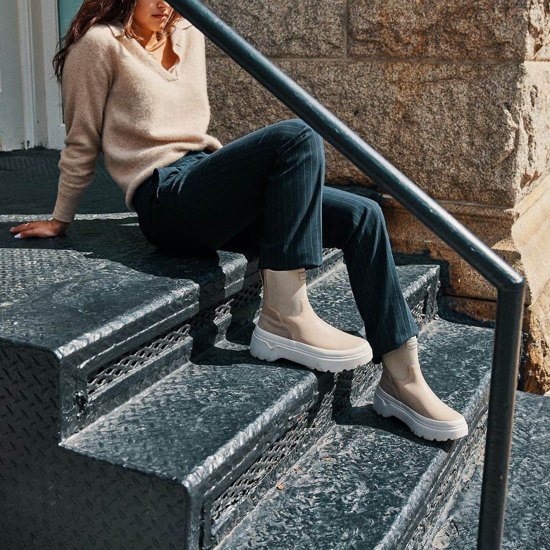 ハンターブーツのインスタグラム：「Our refined Chelsea boot is made for fashion and functionality. #HunterBoots」