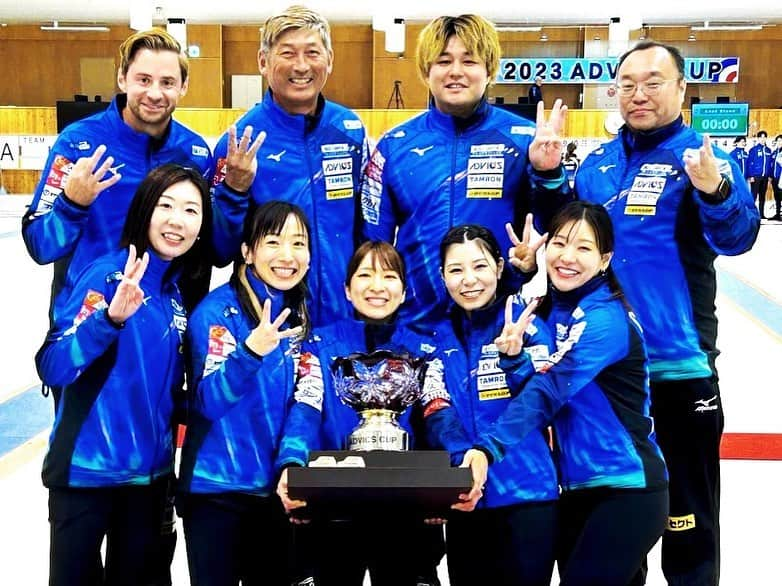 吉田知那美のインスタグラム：「・ Just kick off the new season of team Fujisawa. We won the first and last summer event🏆 Can’t wait to go back to Canada!  私たちの最初で最後の夏のボンスピル、 アドヴィックスカップは優勝することができました！ 試合を通してゆっくりとカーリングを思い出しながら、 大会中のすべての瞬間を楽しむことができました💮  そしてこの夏は久しぶりにJDコーチを日本に召喚し 充実した合宿も行えました。 毎日の帰り道やディナーで、JDとゆっくりいろんな話をした時間もすごく楽しかった。  彼との付き合いももう11年。 もう、わたしの人生の大切な親友のひとりです。  心から幸せなカーリングライフに感謝しながら、 今年も奇想天外で毎日呵呵大笑なチームメイトと楽しいカーリングを作ります🦋🦄🦖🪼🐠  ちなみにアドヴィックスカップのチームスローガンは、 「私たちはどう戦うか🦜」でした。  とりあえずシンプルに、元気に戦ってみました。  #アドヴィックス #個性豊かな３連覇の3🤟」